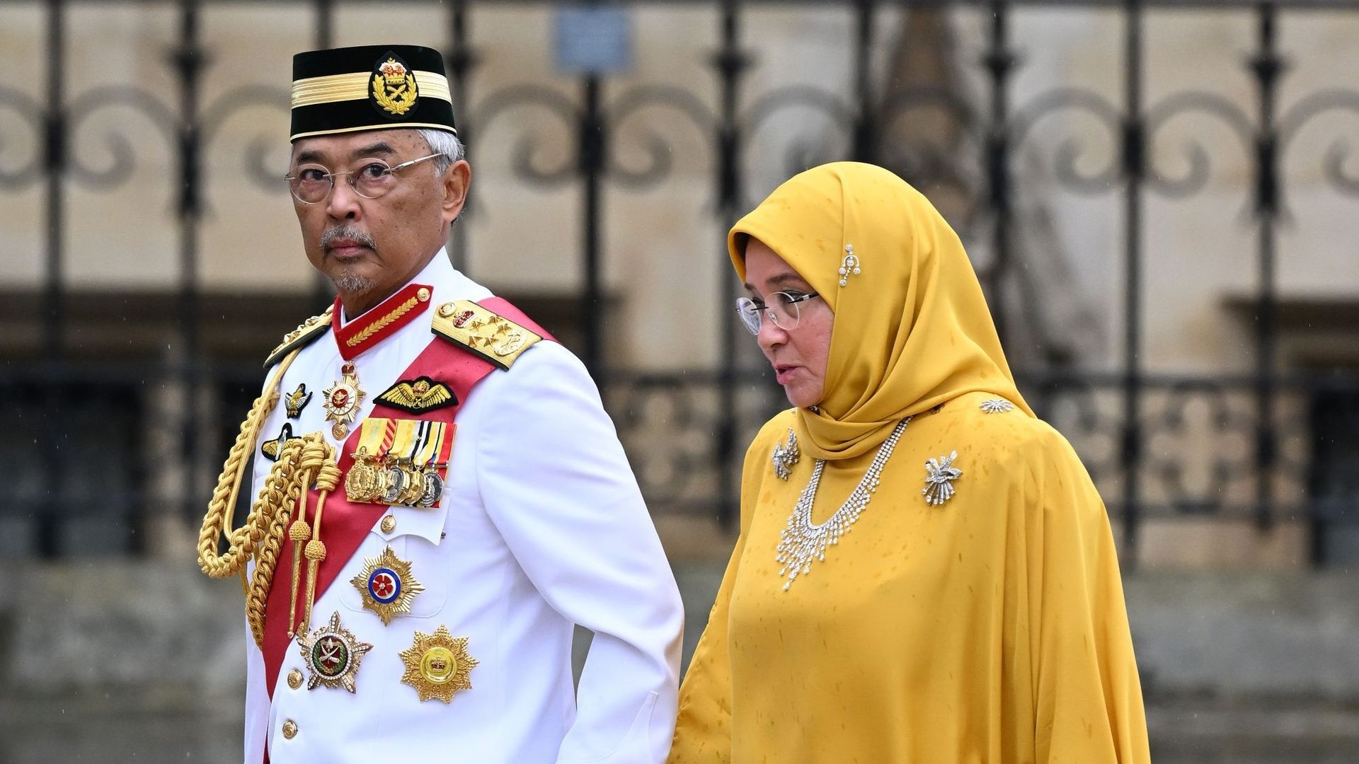 Sa Majesté Yang di-Pertuan Agong Al-Sultan Abdullah Ri’ayatuddin Al-Mustafa Billah Shah de Malaisie et Sa Majesté Raja Permaisuri Agong Tunku Hajah Azizah Aminah Maimunah Iskandariah de Malaisie.