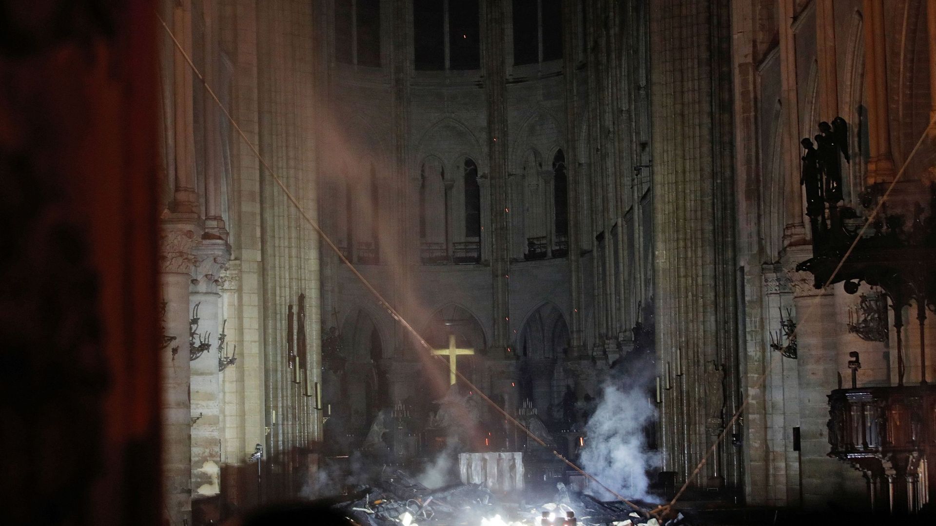 Incendie à Notre-Dame de Paris: après des heures de lutte, l'incendie est maîtrisé par les pompiers