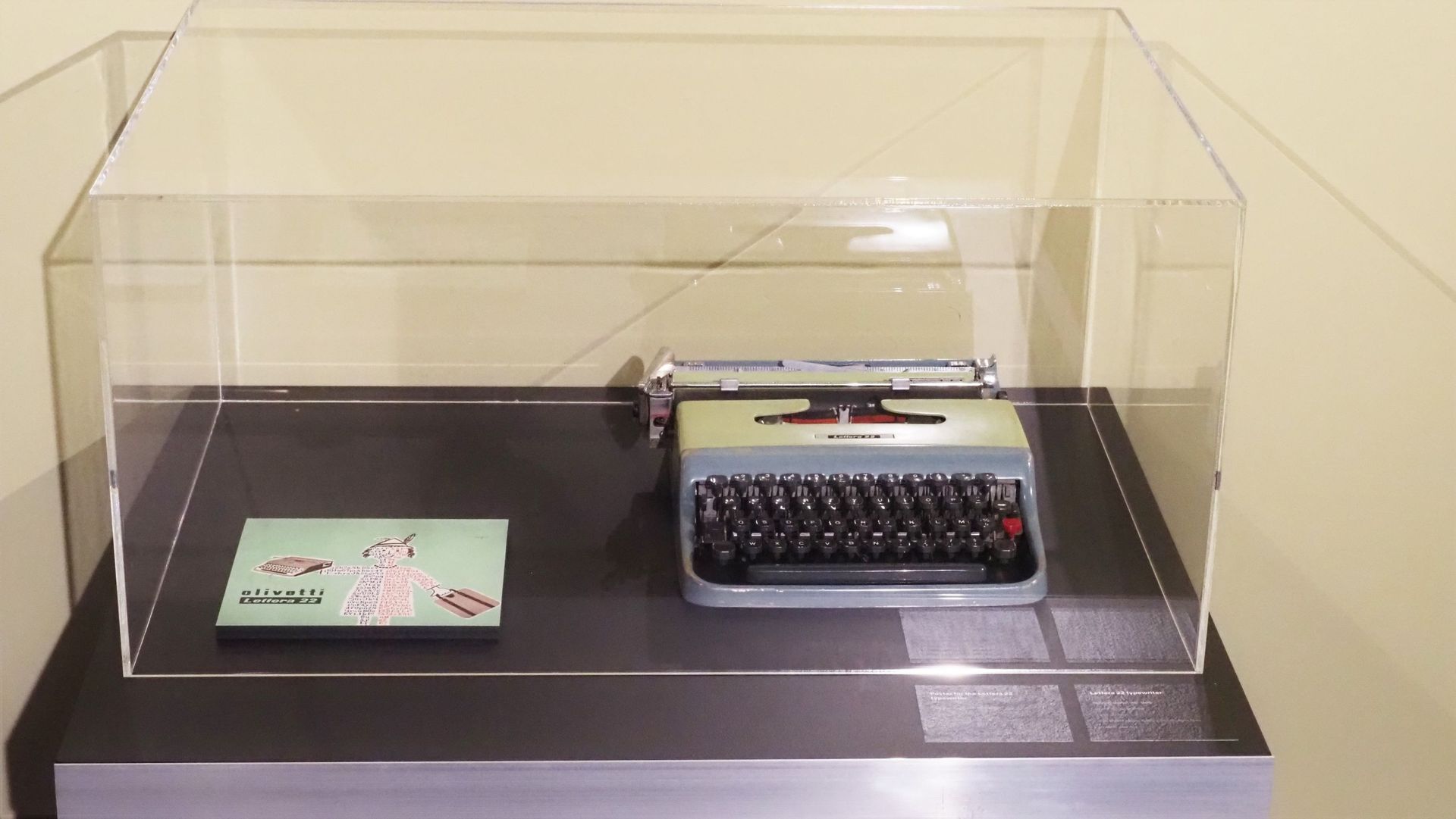 La machine à écrire Olivetti Lettera 22 dessinée par Marcello Nizoni (1949) et  une publicité signée Raymond Savignac 
