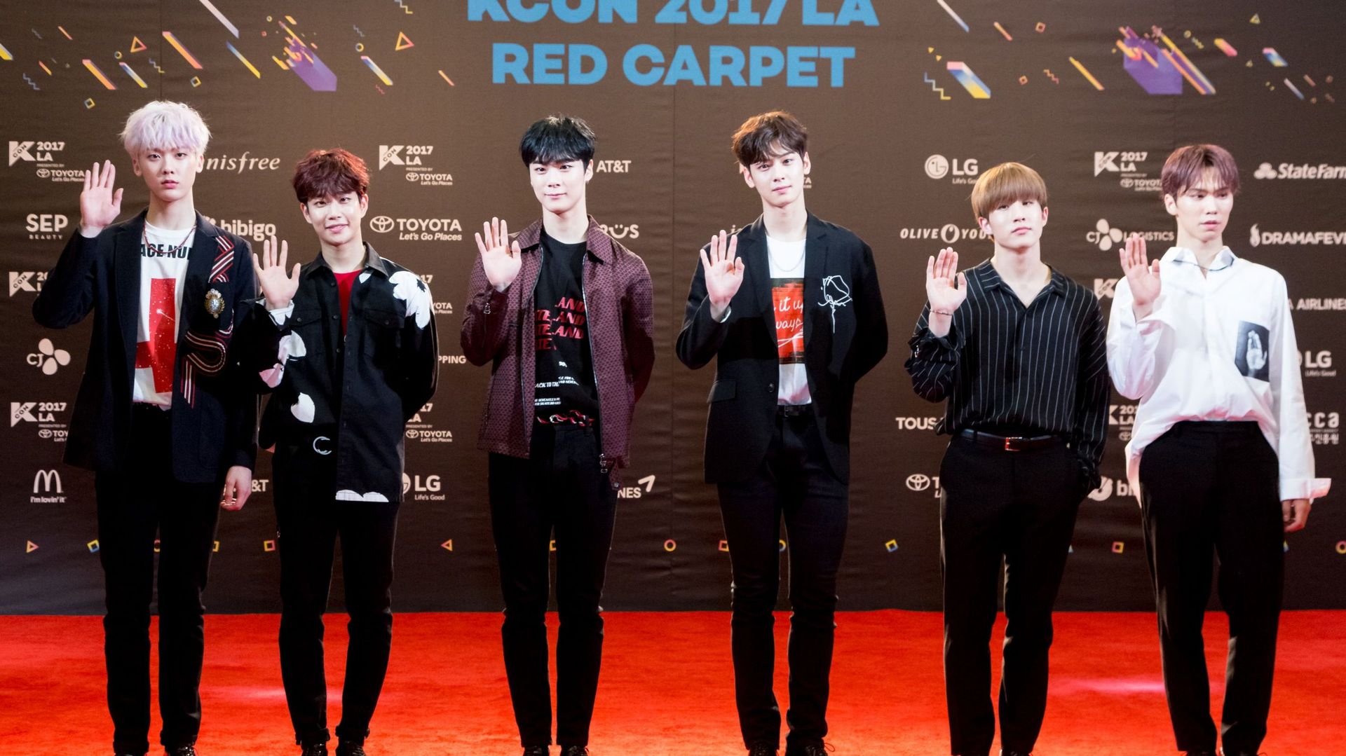 Moonbin (quatrième personne en partant de la gauche), faisait partie du groupe de K-pop Astro.