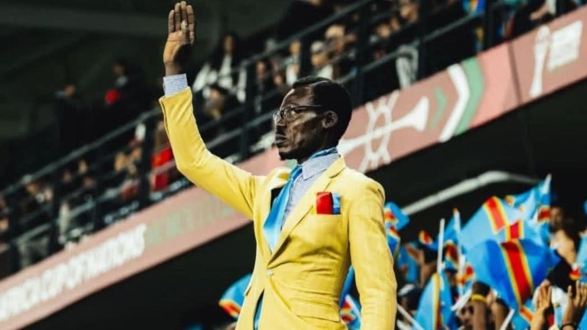 La star de la CAN, c’est lui : Michel, le supporter-sculpture qui ne bouge pas d’un poil pendant un match du Congo