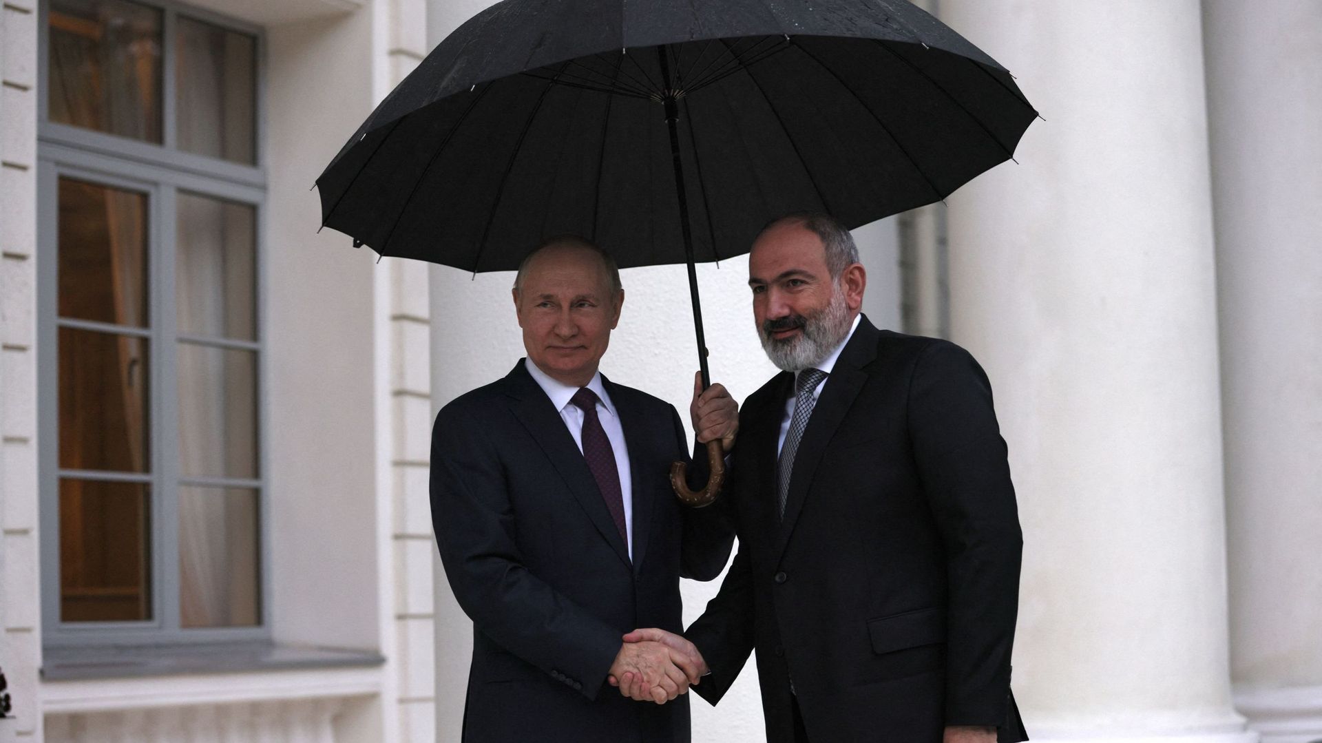 Le président russe Vladimir Poutine accueille le Premier ministre arménien Nikol Pashinyan avant une réunion du président russe avec les dirigeants de l’Arménie et de l’Azerbaïdjan à Stotchi, le 31 octobre 2022.