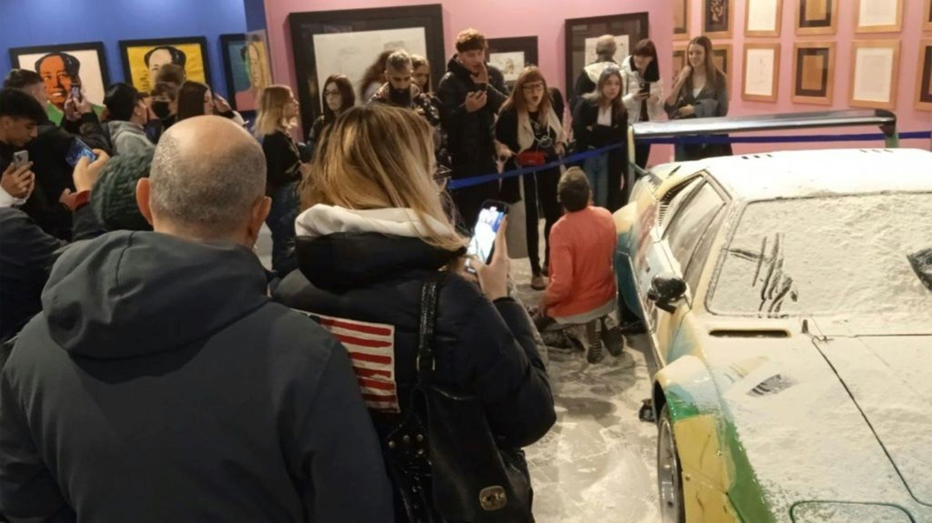 Des militants de l’organisation écologiste "Dernière génération" ont recouvert de farine une voiture peinte en 1979 par Andy Warhol et présentée dans une rétrospective à Milan, en Italie, le 18 novembre 2022. Photo prise et distribuée par "Dernière généra