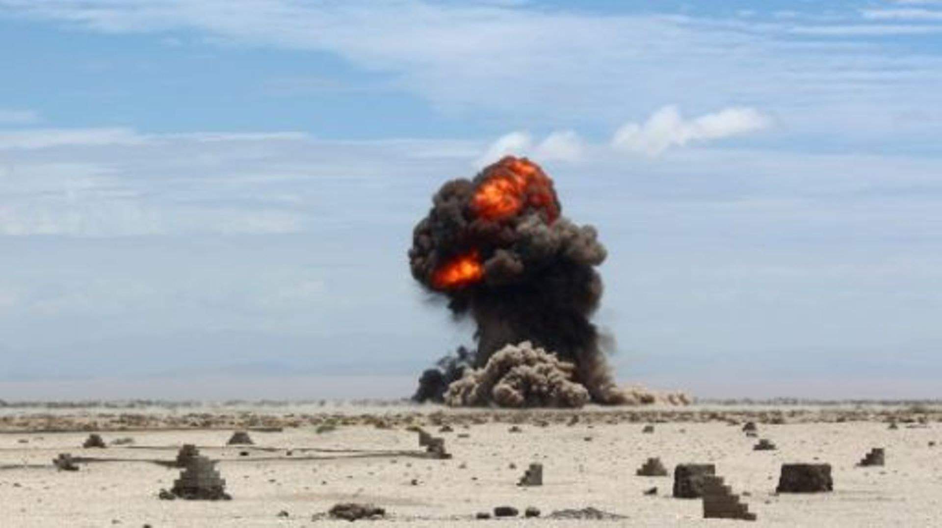Fumée dans le désert d'al-Alam, à l'est d'Aden au Yémen, alors que les forces yéménites font exploser des mines d'Al-Qaida, le 29 avril 2016
