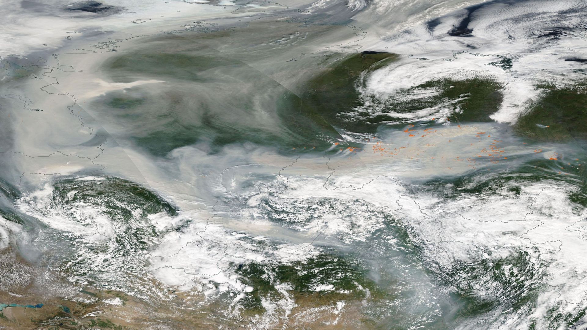 Le 7 août 2021, l’observatoire de la terre de la Nasa montrait ces images de fumée d’incendies. On les reconnaît car elles sont plus foncées que les nuages.