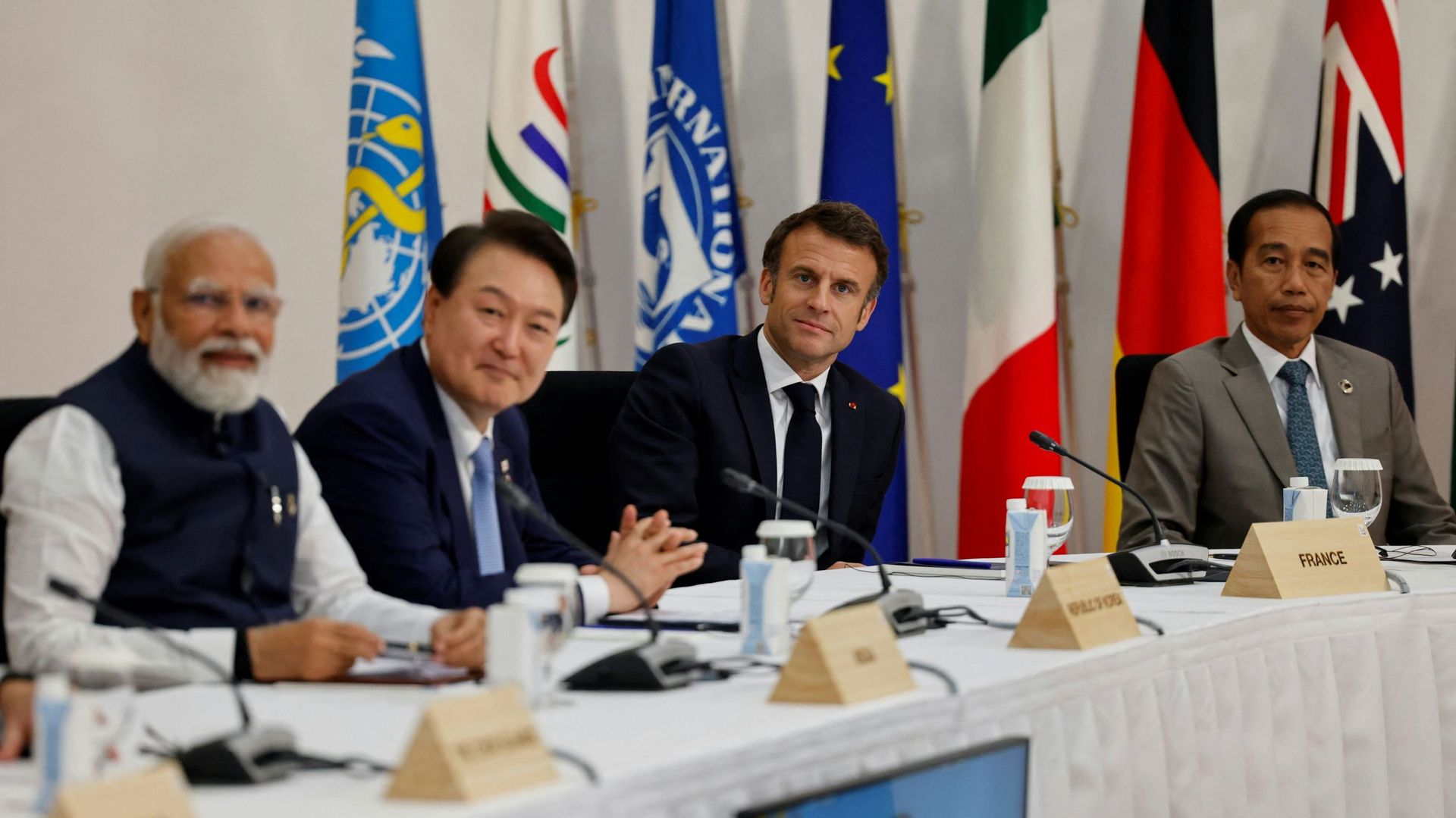 (De gauche à droite) Le Premier ministre indien Narendra Modi, le Sud-Coréen Yoon Suk Yeol, le président français Emmanuel Macron et le président indonésien Joko Widodo participent à une séance de travail dans le cadre du sommet des dirigeants du G7 à Hir