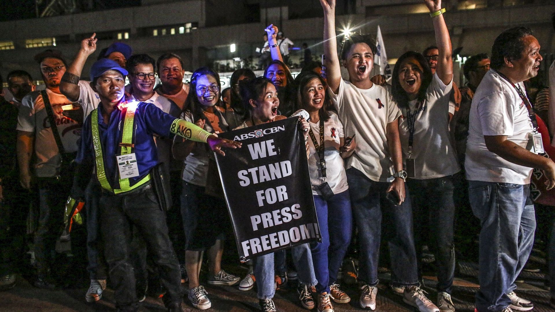 Des partisans et des employés d’ABS-CBN, le plus grand réseau de diffusion du pays, lors d’une manifestation devant le bâtiment d’ABS-CBN à Manille, le 21 février 2020.