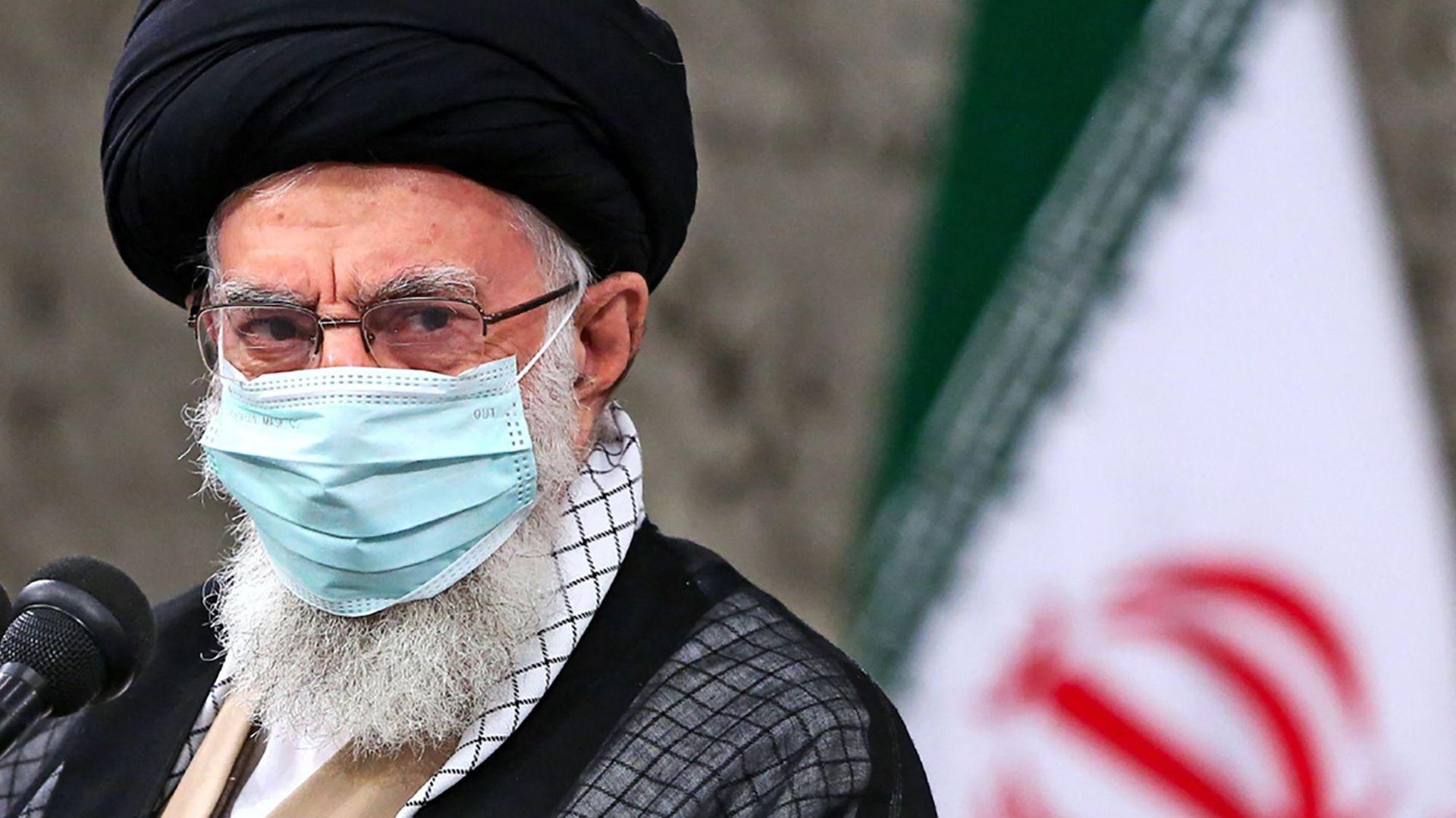 L’Ayatollah Ali Khamenei, le Guide Suprême de la révolution, l’autorité suprême du pays.