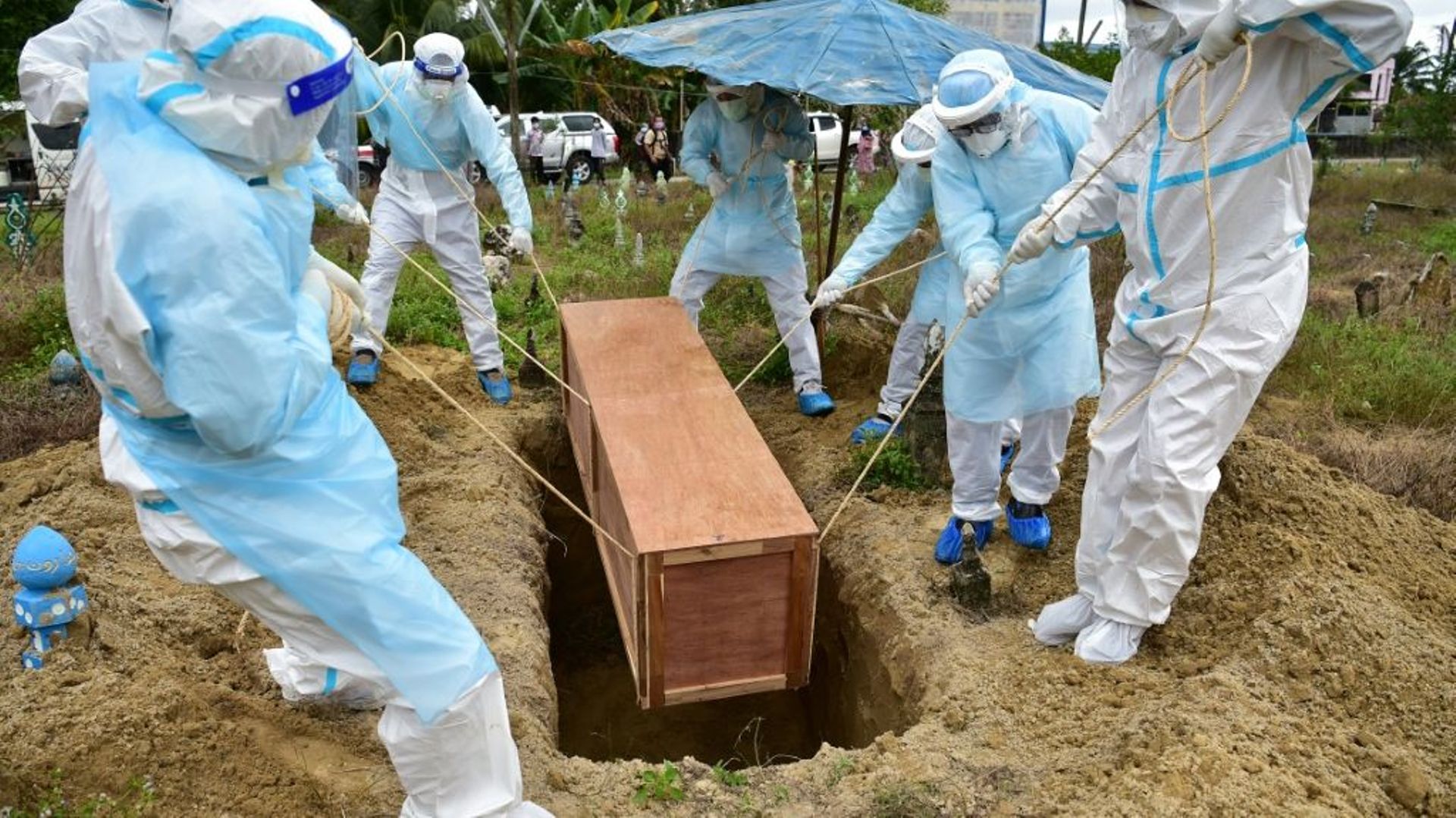 Enterrement d’une personne décédée du Covid-19, le 24 février 2022 à Narathiwat, en Thaïlande