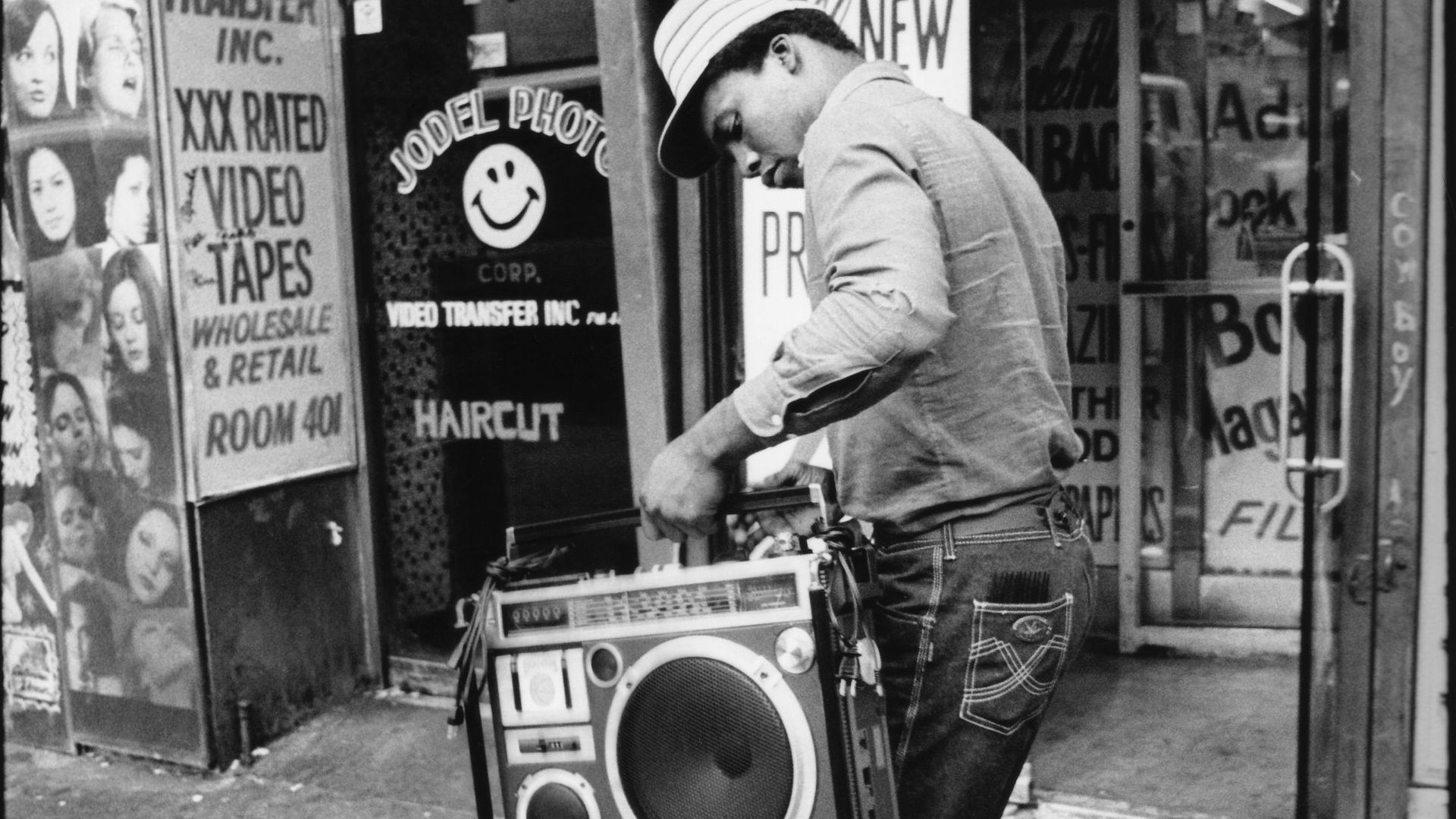 A teenager holding his ghetto blaster on 42nd street New York, USA, 1980. (Photo by: PYMCA/Universal Images Group via Getty Images)
Un adolescent tenant son ghetto blaster sur la 42e rue à New York, USA, 1980