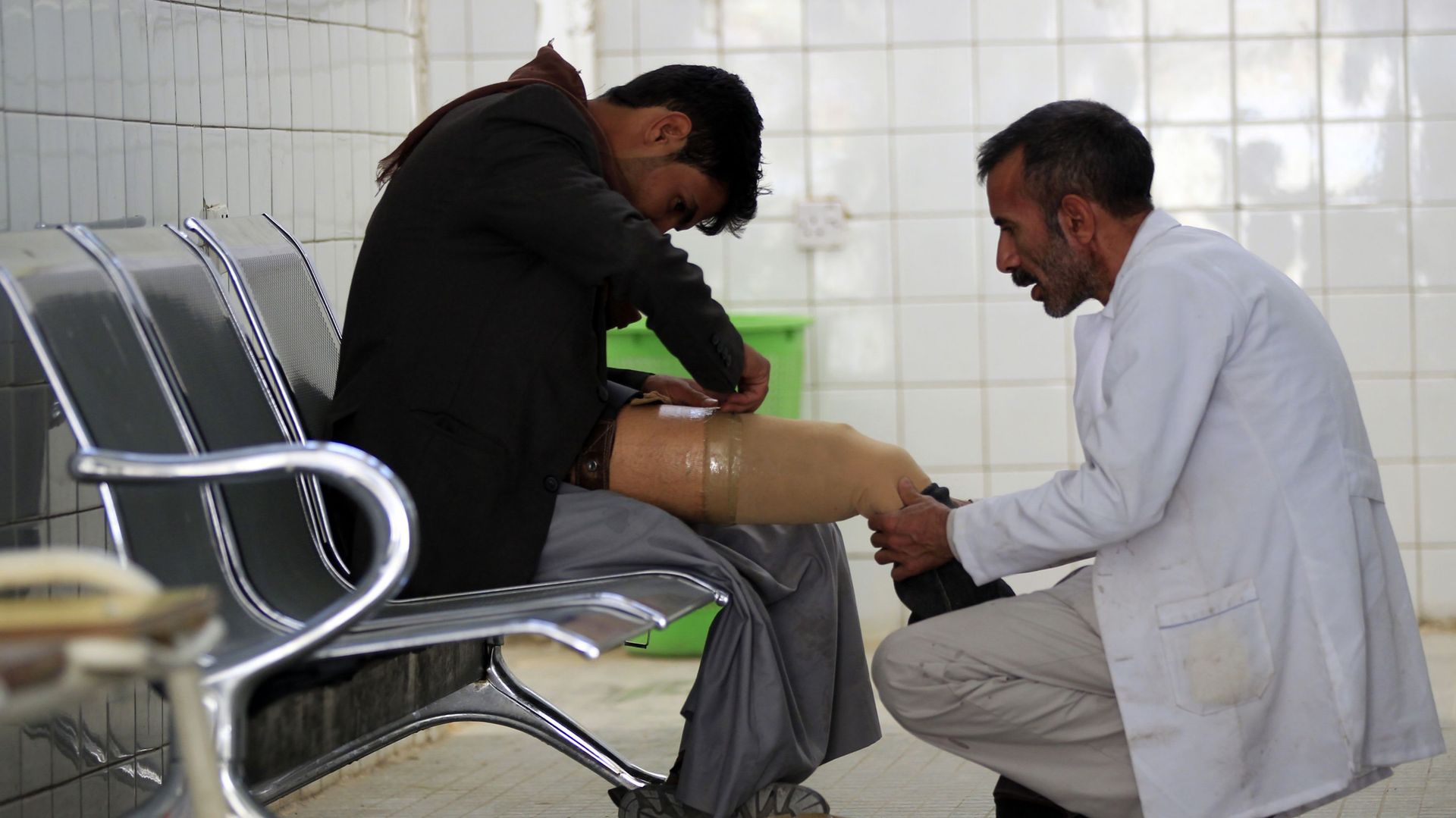 Comme cet homme qui essaye une prothèse dans un hôpital de Sanaa, de très nombreux civils ont été mutilés par la guerre.