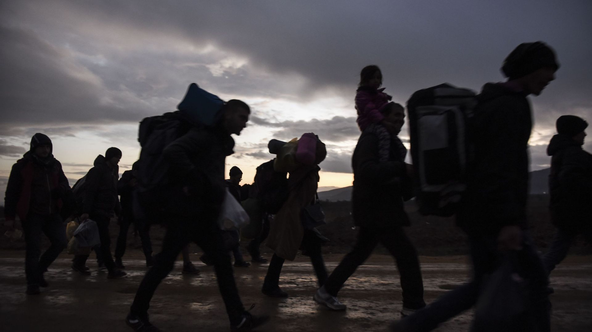 Des réfugiés traversent la frontière macédonienne vers la Serbie le 10 janvier 2016.
