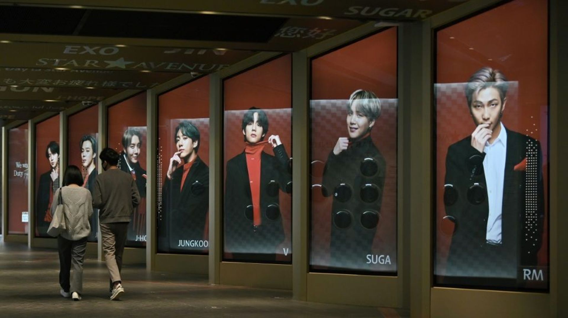 Les sept membres de BTS en poster vidéo géant dans une boutique duty-free de Séoul