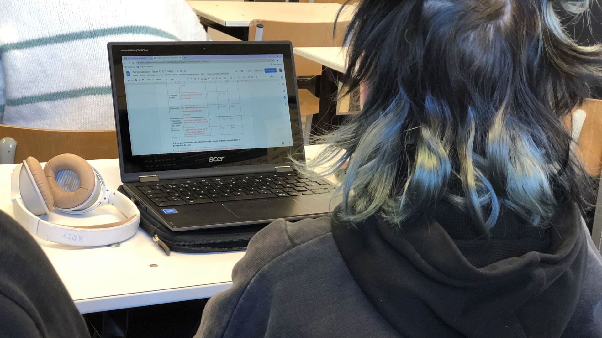 Très à l'aise sur leurs smartphones, les élèves le sont souvent moins sur un ordinateur. Mais ils apprennent vite.