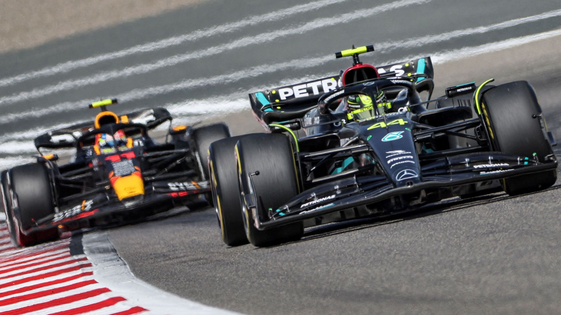 Lewis Hamilton elogia a Red Bull: “Nunca había visto un coche tan rápido”
