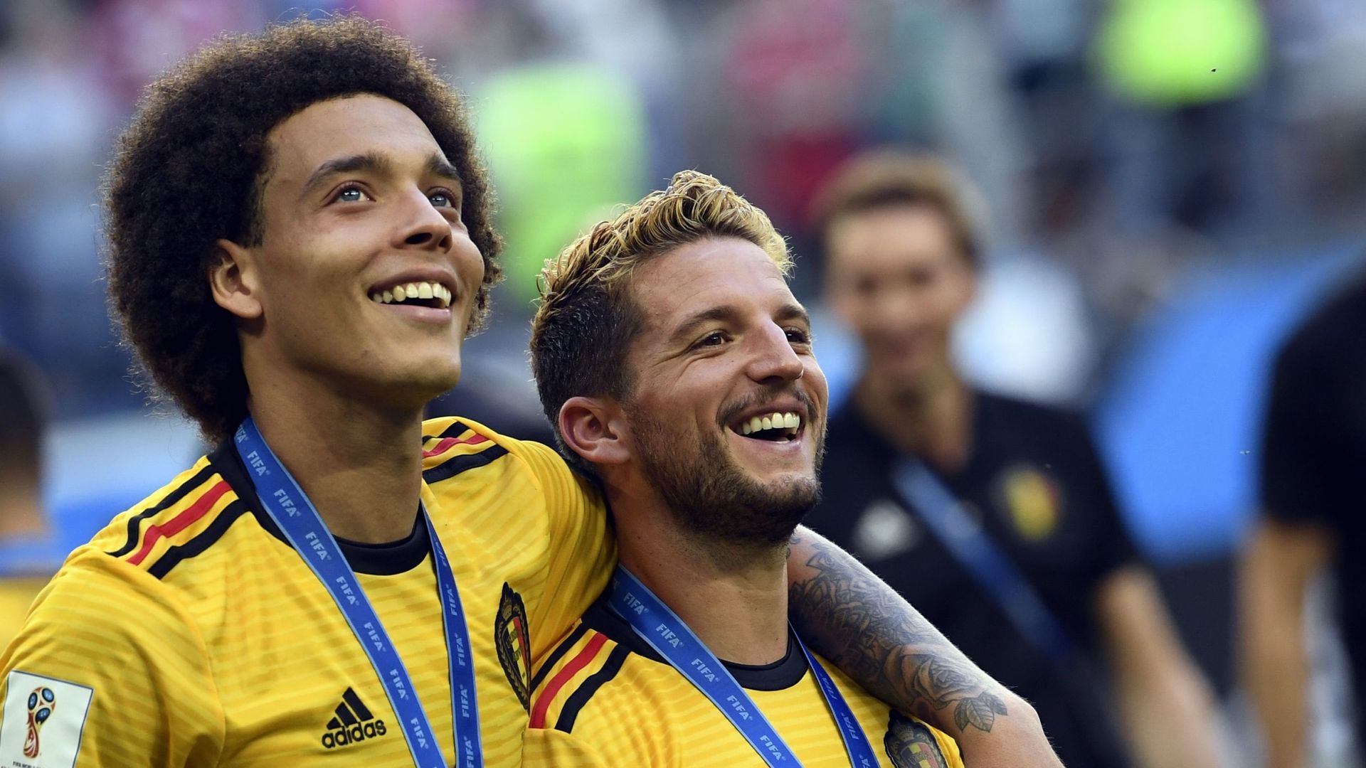 Les Diables Dries Mertens et Axel Witsel célèbrent la médaille de bronze à la Coupe du Monde 2018