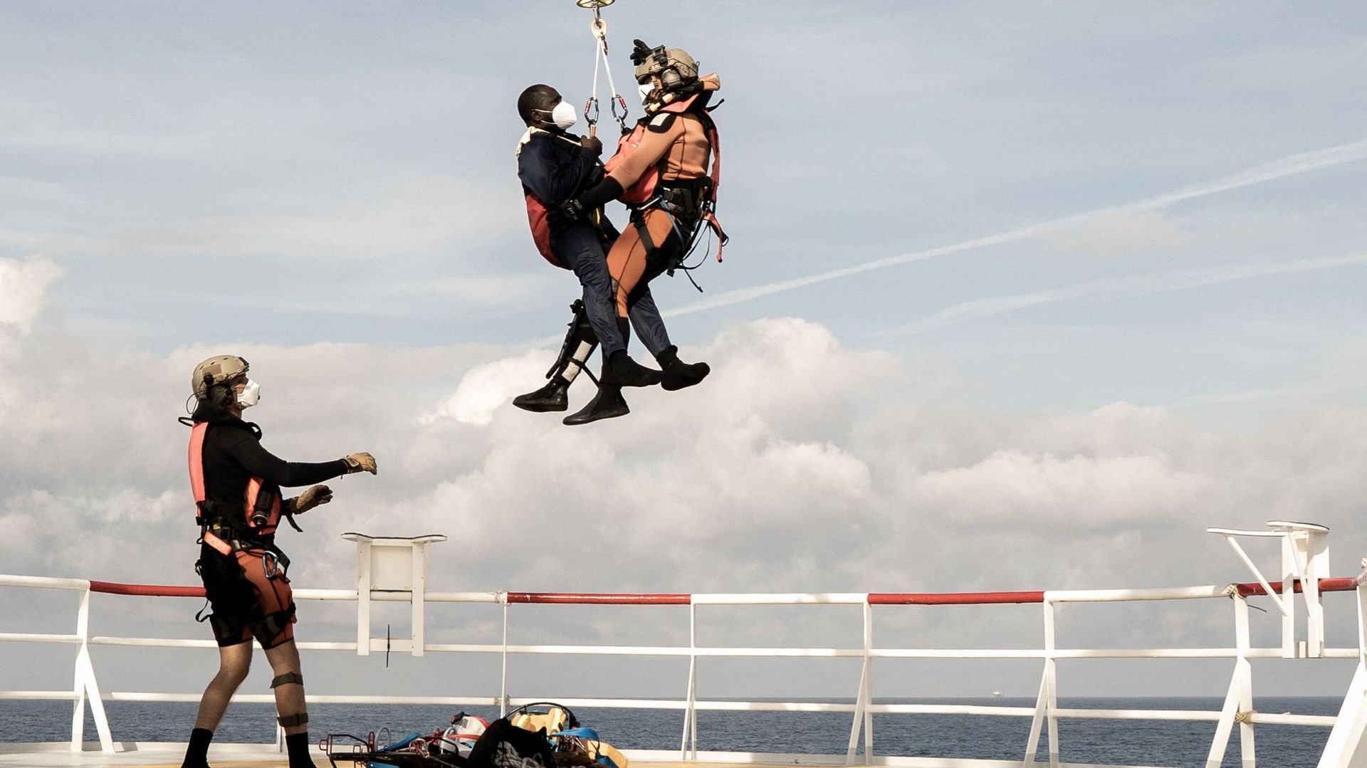 Un migrant nécessitant des soins médicaux urgents récupéré par un hélicoptère de l’armée française depuis le navire de sauvetage Ocean Viking le 10 novembre 2022 dans la mer Tyrrhénienne entre l’Italie et la Corse