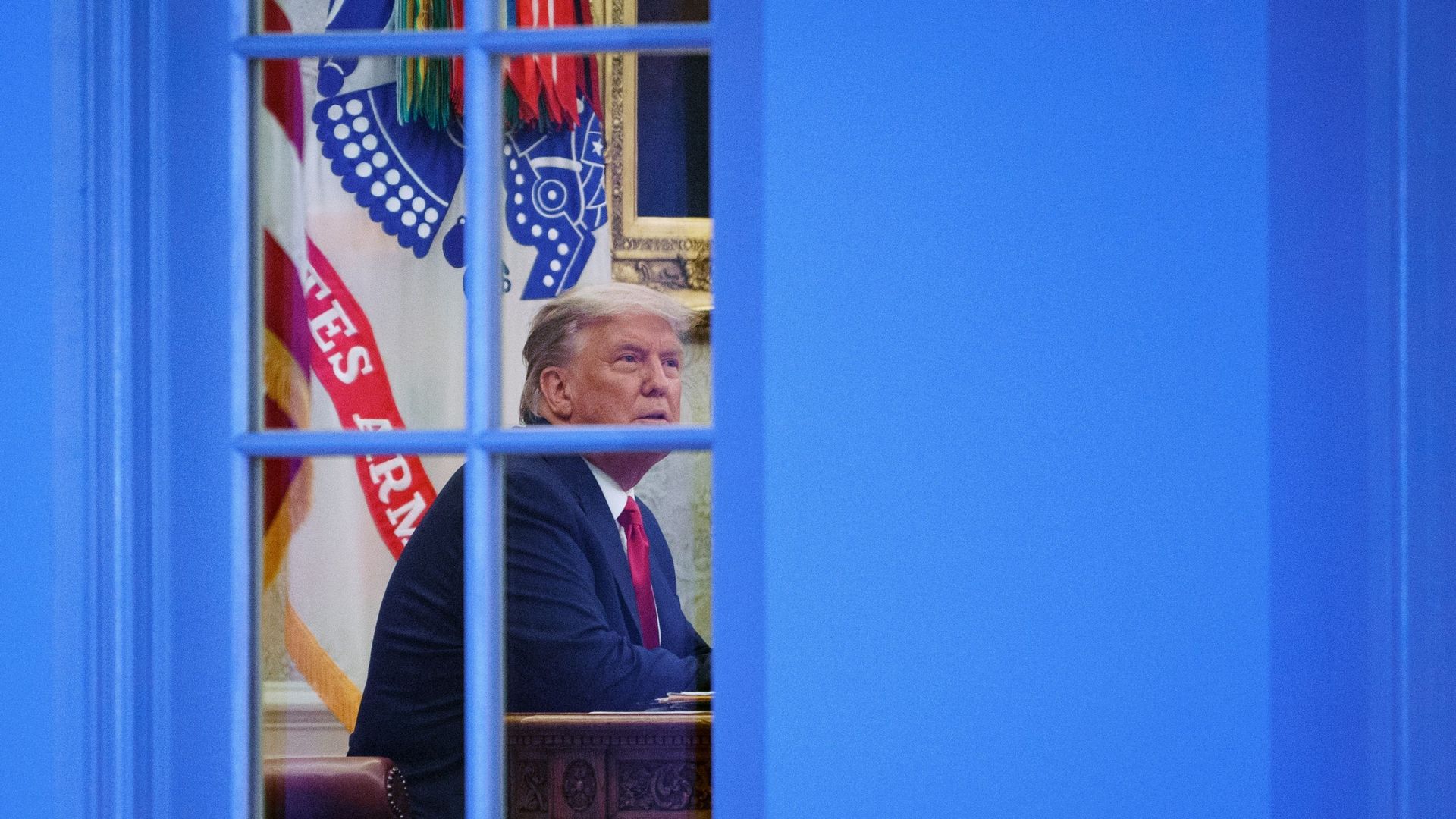 Le président Donald Trump à la fenêtre du bureau ovale de la Maison Blanche