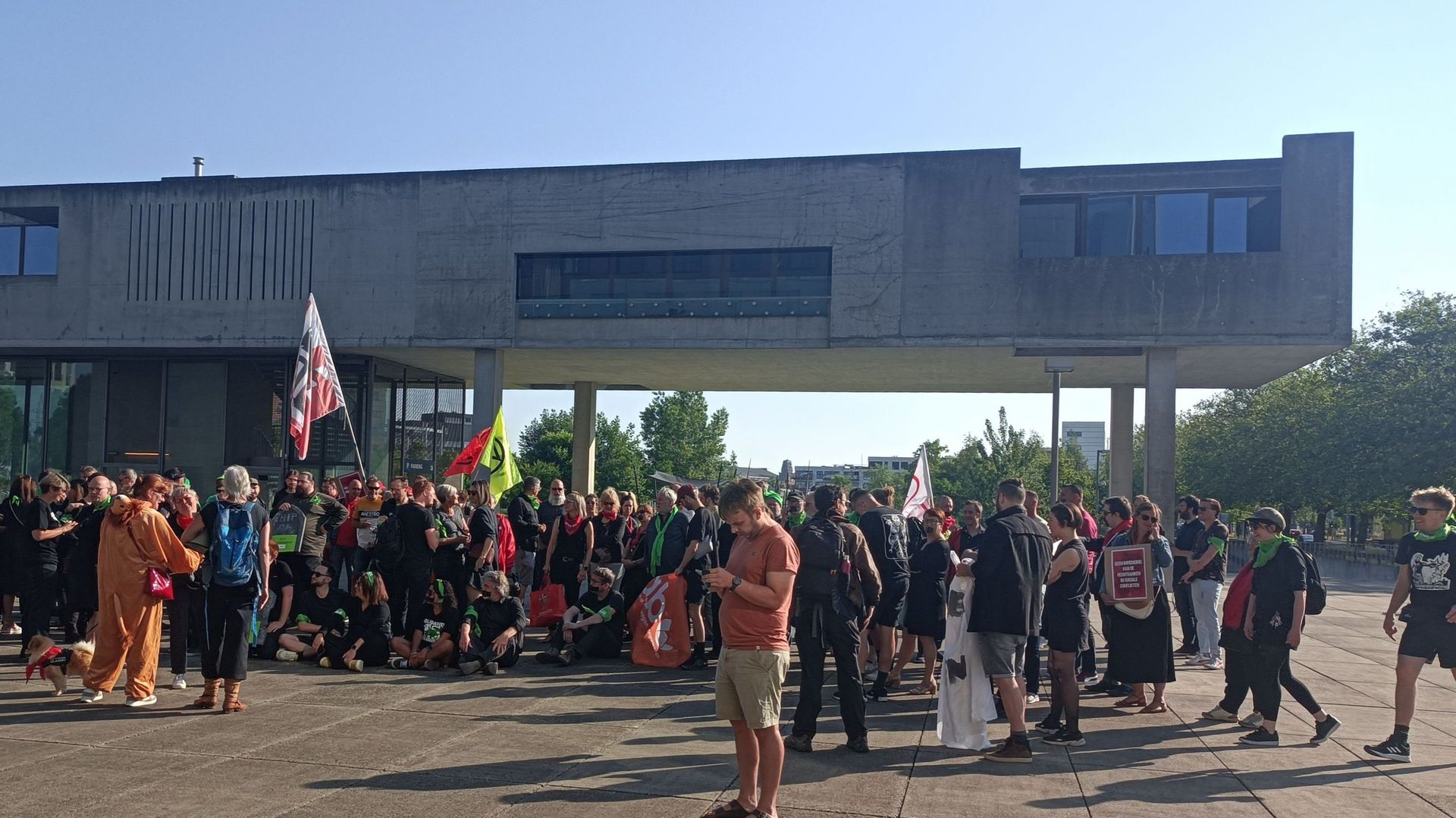 Des syndicalistes attendent à l’extérieur, avant une séance devant le tribunal de première instance, à Gand, vendredi 9 juin 2023.
