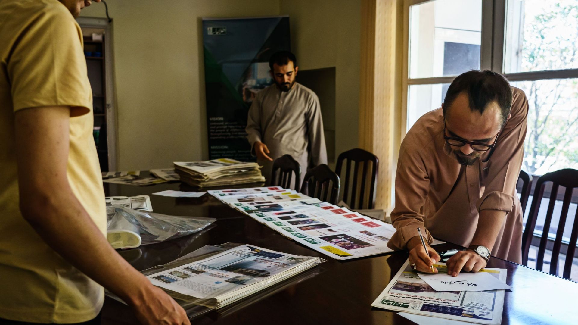 Le personnel du journal Etilaat Roz emballe des copies des archives de son journal afin de les déplacer vers un endroit sûr pour le stockage, lors du déménagement des bureaux à Kaboul, en Afghanistan, jeudi 16 septembre 2021.