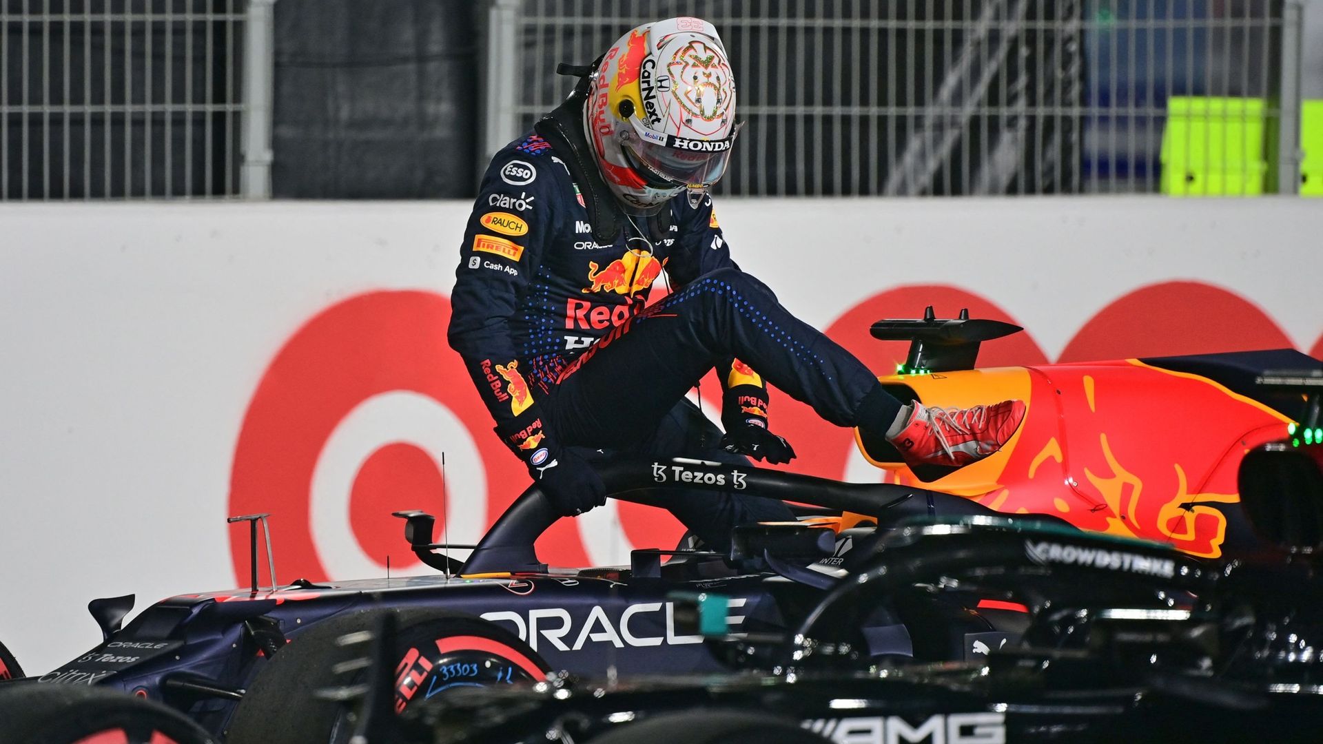 Max Verstappen sort de sa Red Bull au Qatar