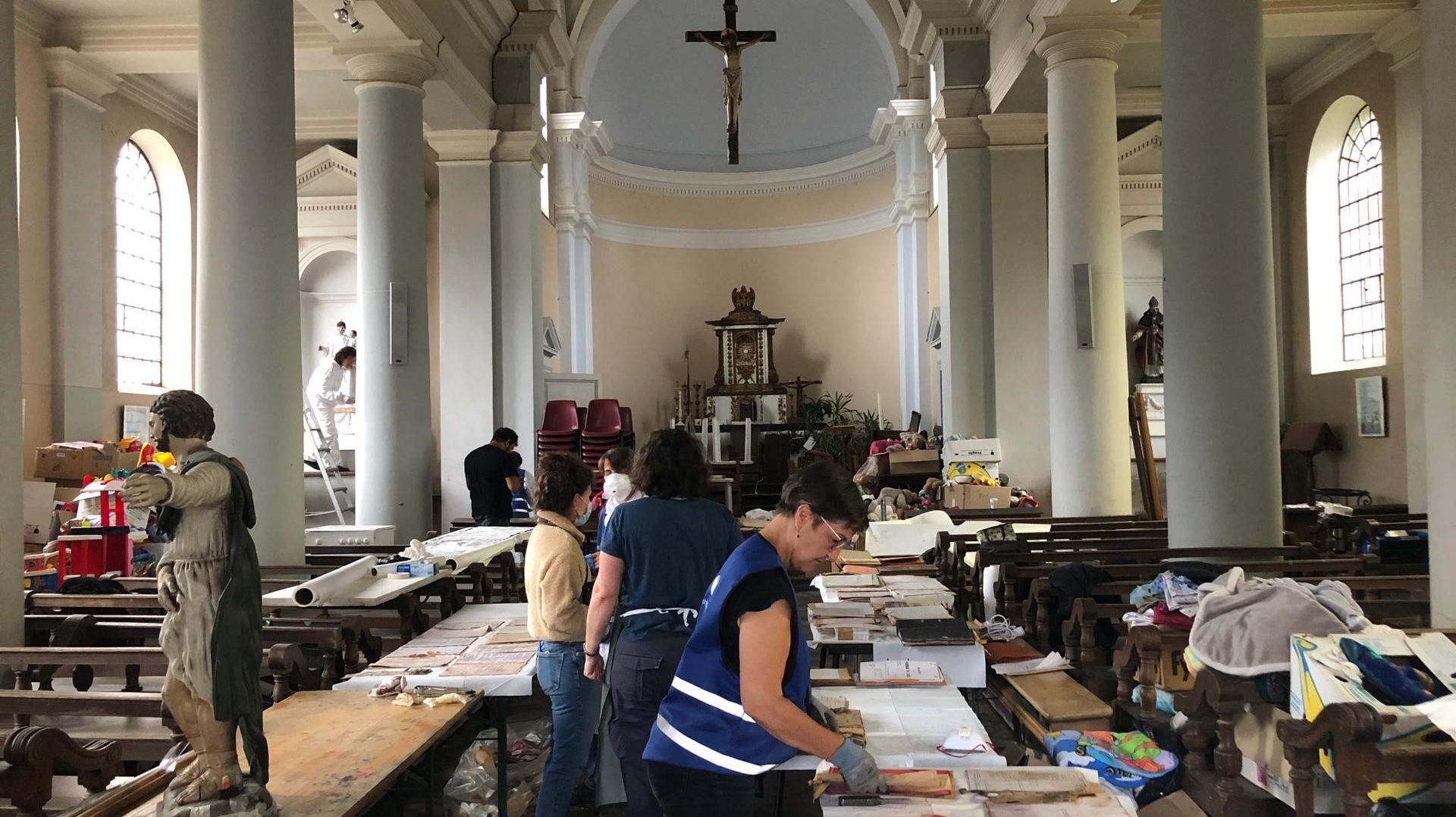 Des restaurateurs professionnels venus bénévolement à l’église Saint Gilles de Fraipont.