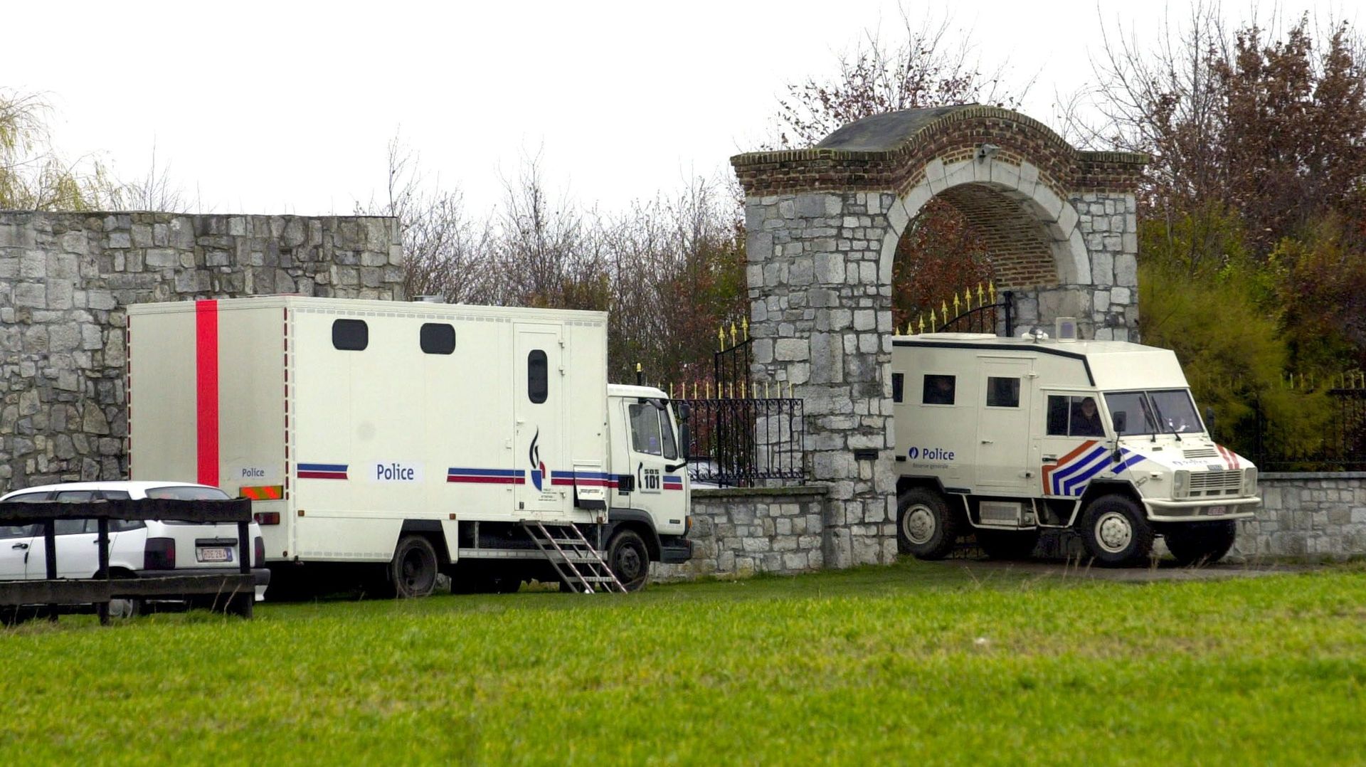 En 2003, la police investit le château de Forchies-La-Marche, surnommé le château de la mafia. Une des opérations les plus médiatiques menées par les autorités belges.