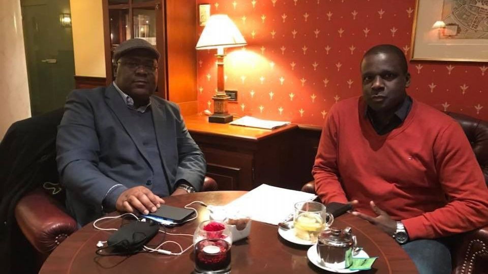 Sur cette photo prise à Bruxelles en novembre 2016, Jean-Jacques Wondo pose aux côtés de Félix Tshisekedi, qui était alors une figure de l’opposition.