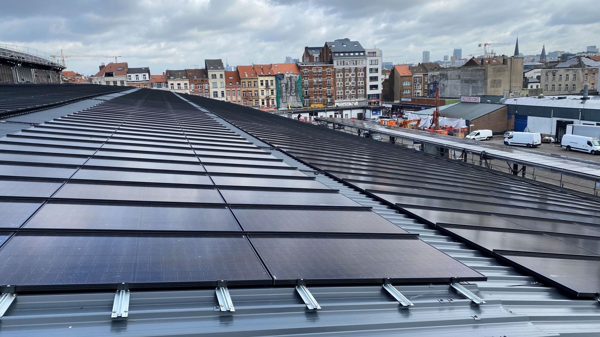 Une installation solaire de l'équivalent de deux terrains de football, désormais, sur le toit des abattoirs d'Anderlecht.
