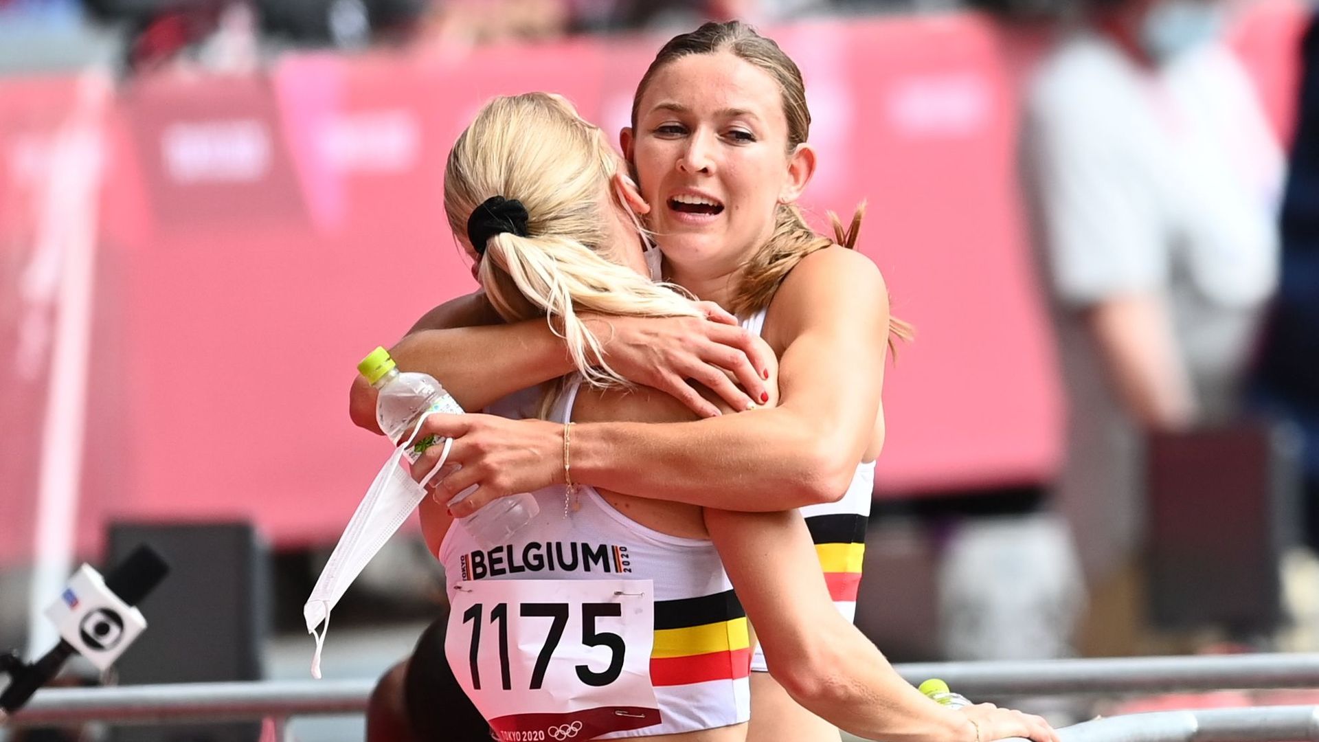 Paulien Couckuyt s’est qualifiée pour les demi-finales du 400 m haies, samedi aux Jeux Olympiques de Tokyo. Elle a pris la 3e place de la 2e série en 54.90, nouveau record de Belgique. Hanne Claes, 8e de la 1e série en 56.38, est éliminée au 1er tour.