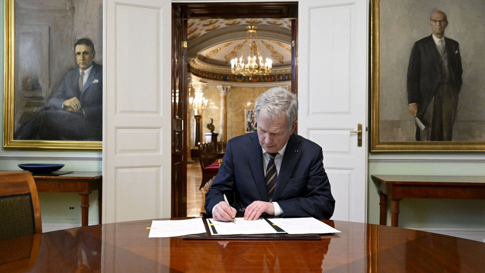 Sauli Niinistö signe la loi à Helsinki