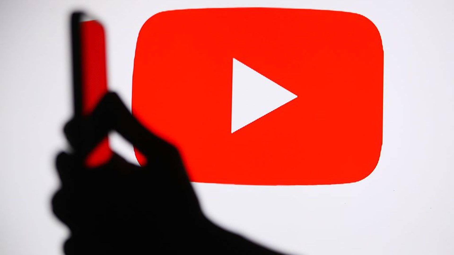 YouTube va réintégrer des créateurs bannis pour désinformation
