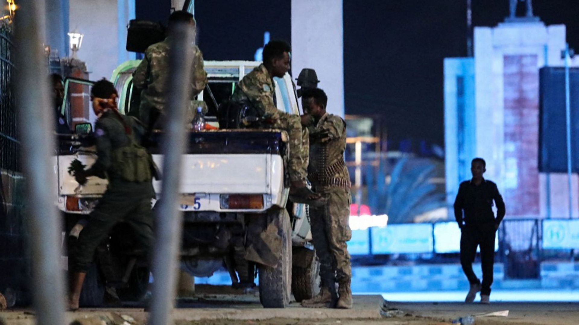 Les forces de sécurité patrouillent près de l'hôtel Hayat après une attaque des combattants d'Al-Shabaab à Mogadiscio le 20 août 2022. Des combattants d'Al-Shabaab ont attaqué un hôtel de la capitale somalienne Mogadiscio dans une grêle de coups de feu et