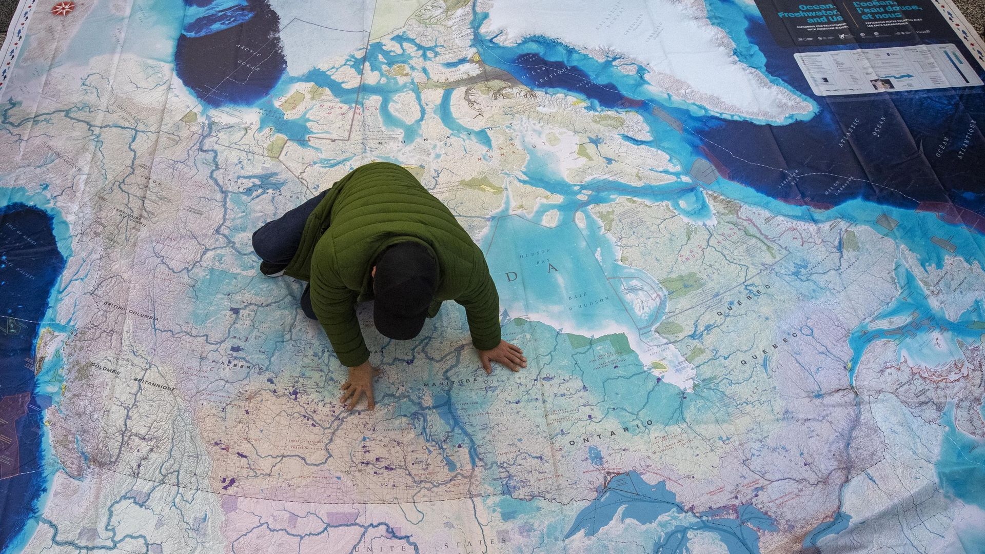 Une personne explore une carte géante du Canada pendant la Conférence des Nations Unies sur la biodiversité (COP15) à Montréal, Québec, Canada, le 17 décembre 2022.