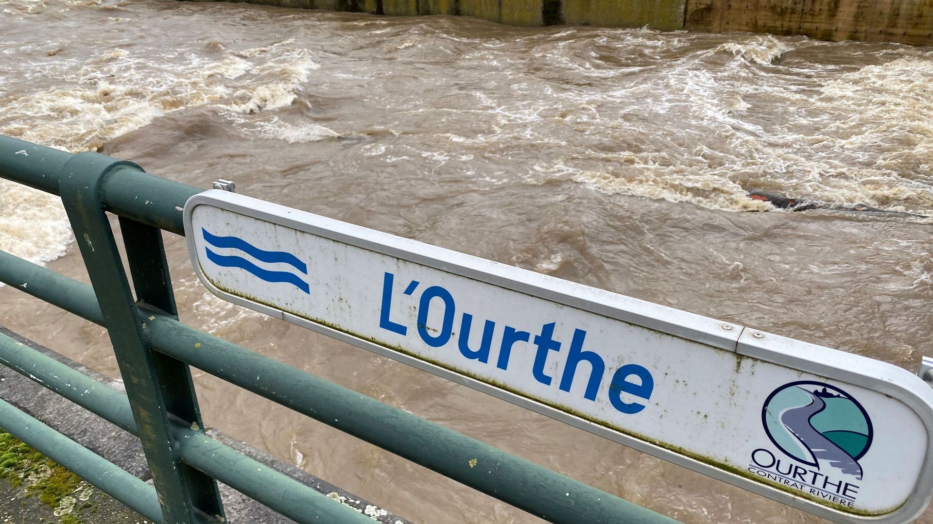 Les remous, en aval de Streupas, donne une idée de la vitesse du courant de l’Ourthe, ce jeudi