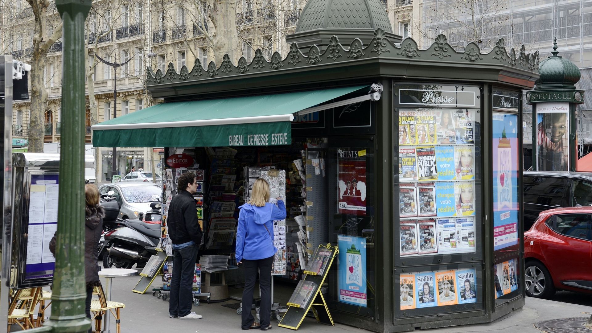 Des Parisiens à La Rescousse De Leurs Emblématiques Kiosques à Journaux Rtbfbe