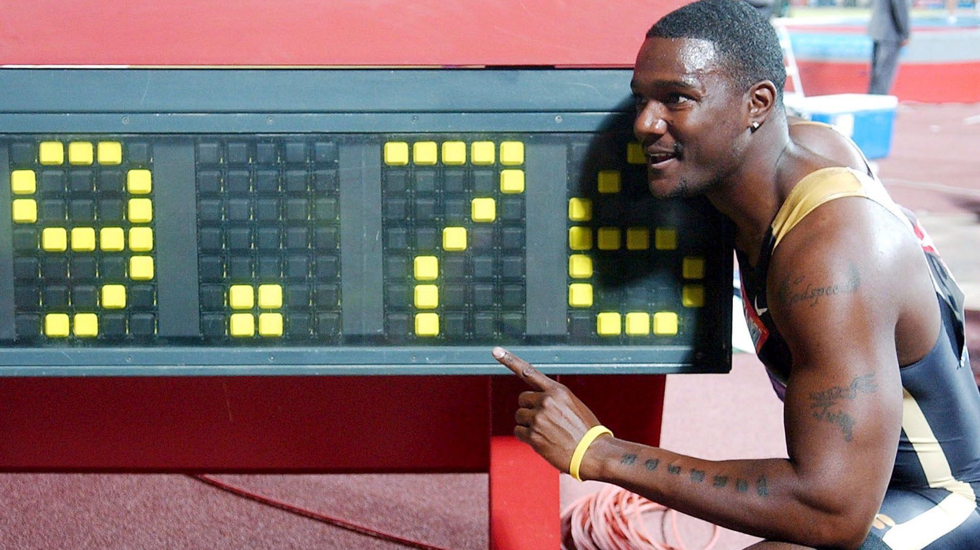 Justin Gatlin posant avec les chiffres de son record sur 100 mètres
