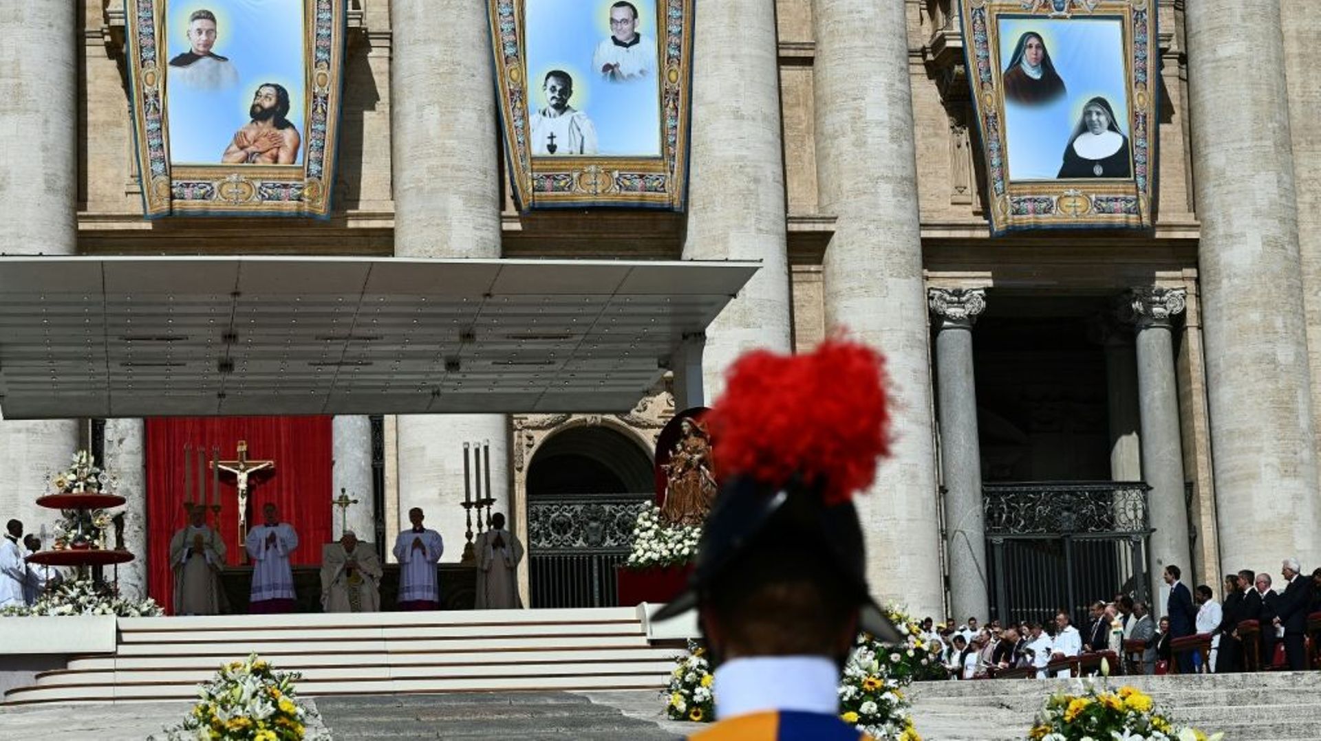 Le pape François préside la messe de canonisation de dix figures de l'Eglise, dont l'ermite du désert Charles de Foucauld, sur la place Saint-Pierre à Rome, le dimanche 15 mai 2022
