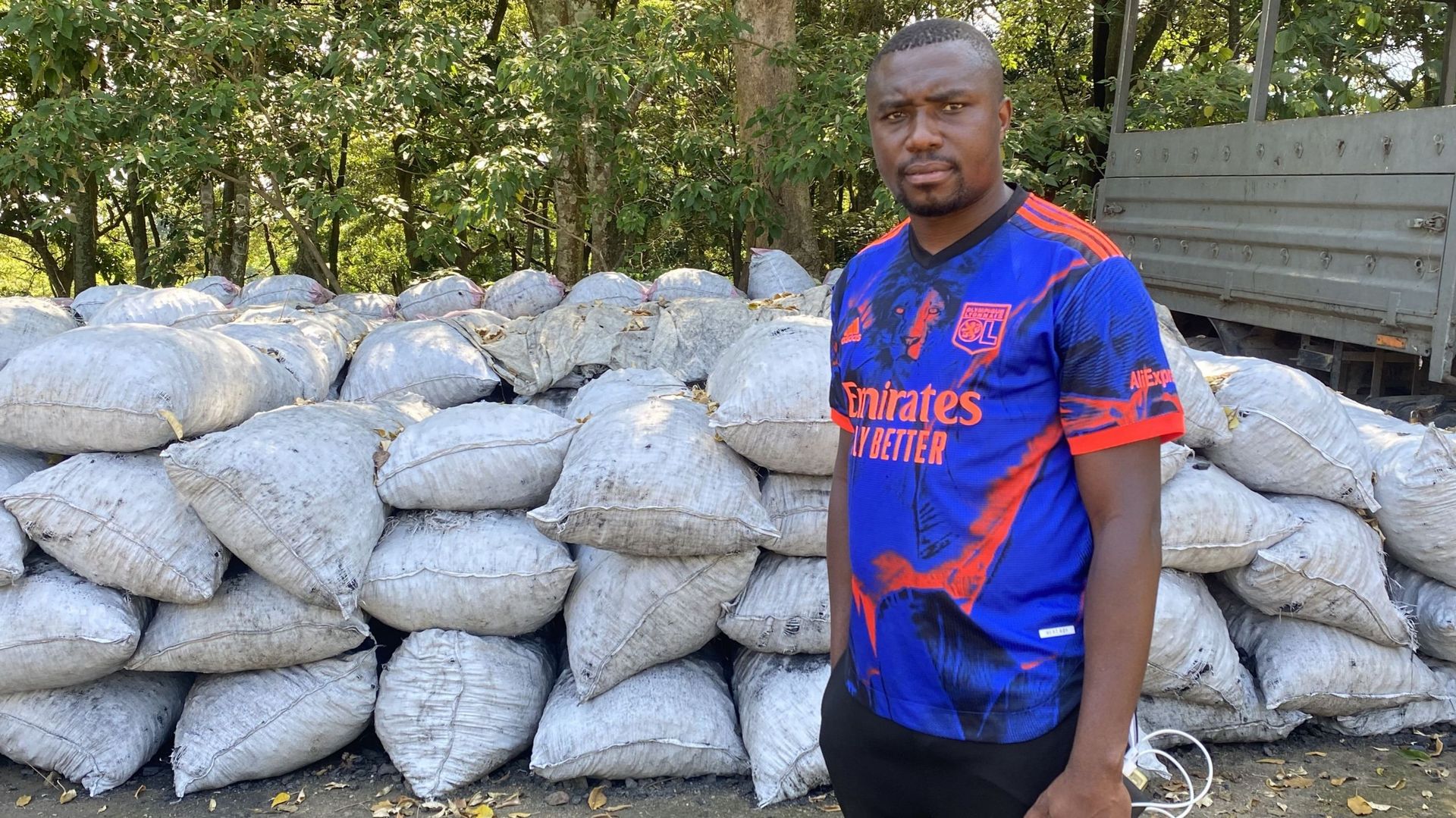 "Là, il y a 270 sacs de makala", explique Emmanuel Baati Lukoo, responsable du secteur sud du Parc des Virunga, en désignant le grand tas de sacs de toile blanche.