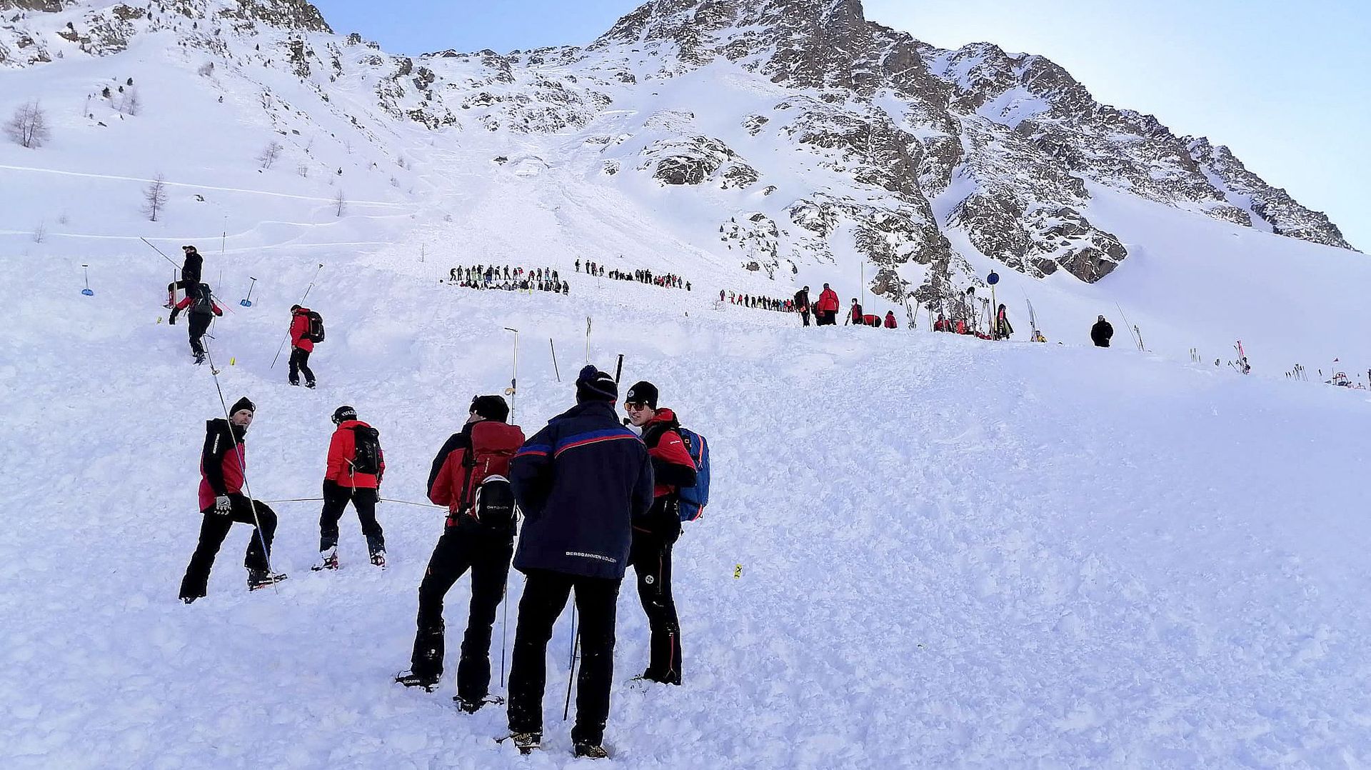 Des secouristes se tiennent sur le glacier de Rettenbach près de Sölden, ce 4 février, après que cinq amateurs de sports d’hiver ont été secourus, touchés par une avalanche.