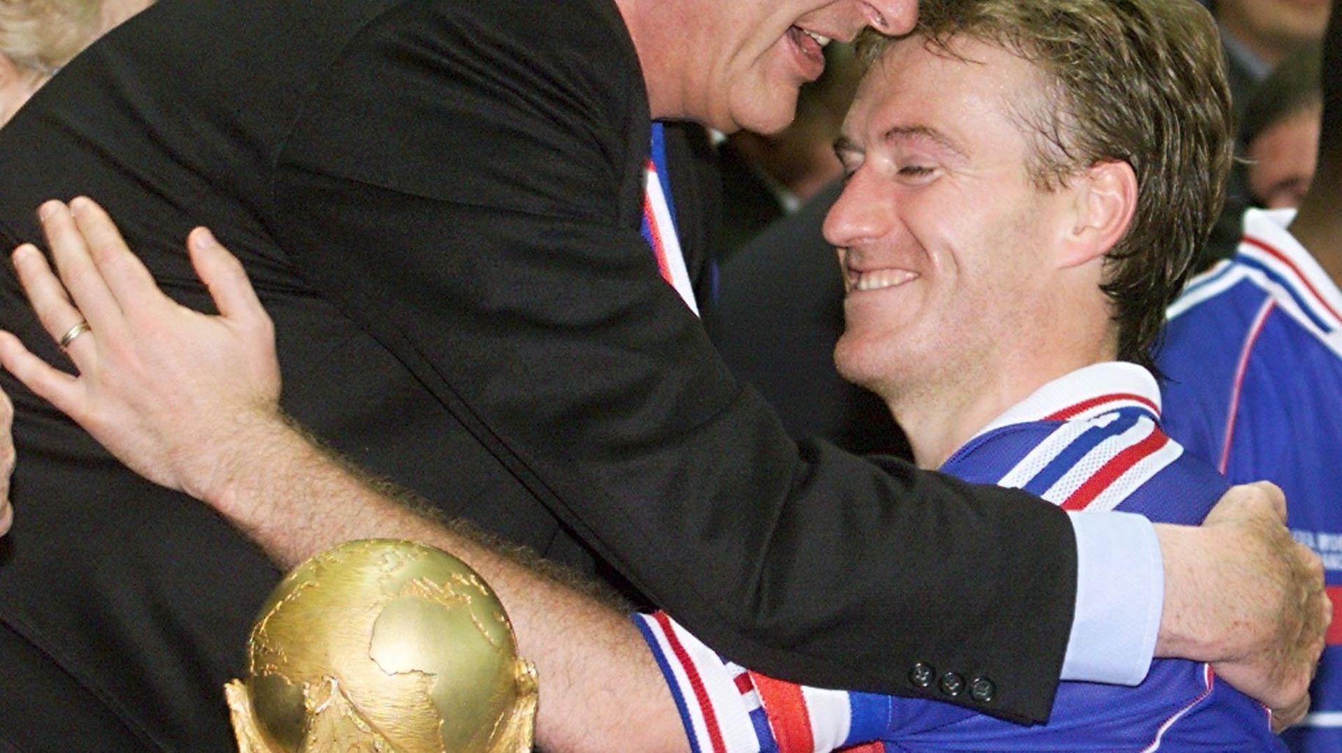 L'image d'Emmanuel Macron prenant Antoine Griezman dans ses bras rappelle celle de Jacques Chirac félicitant Didier Deschamps (alors capitaine de l'équipe).