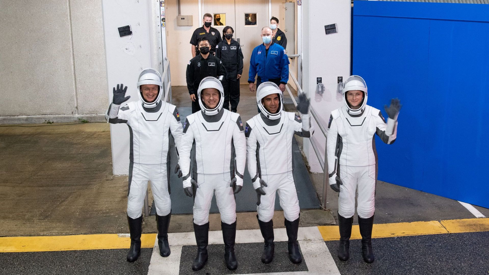 Cette photo de la NASA montre l'astronaute de l'ESA Matthias Maurer (à gauche), les astronautes de la NASA Tom Marshburn (à gauche), Raja Chari (à droite) et Kayla Barron (à droite) portant des combinaisons spatiales SpaceX, alors qu'ils se préparent à qu
