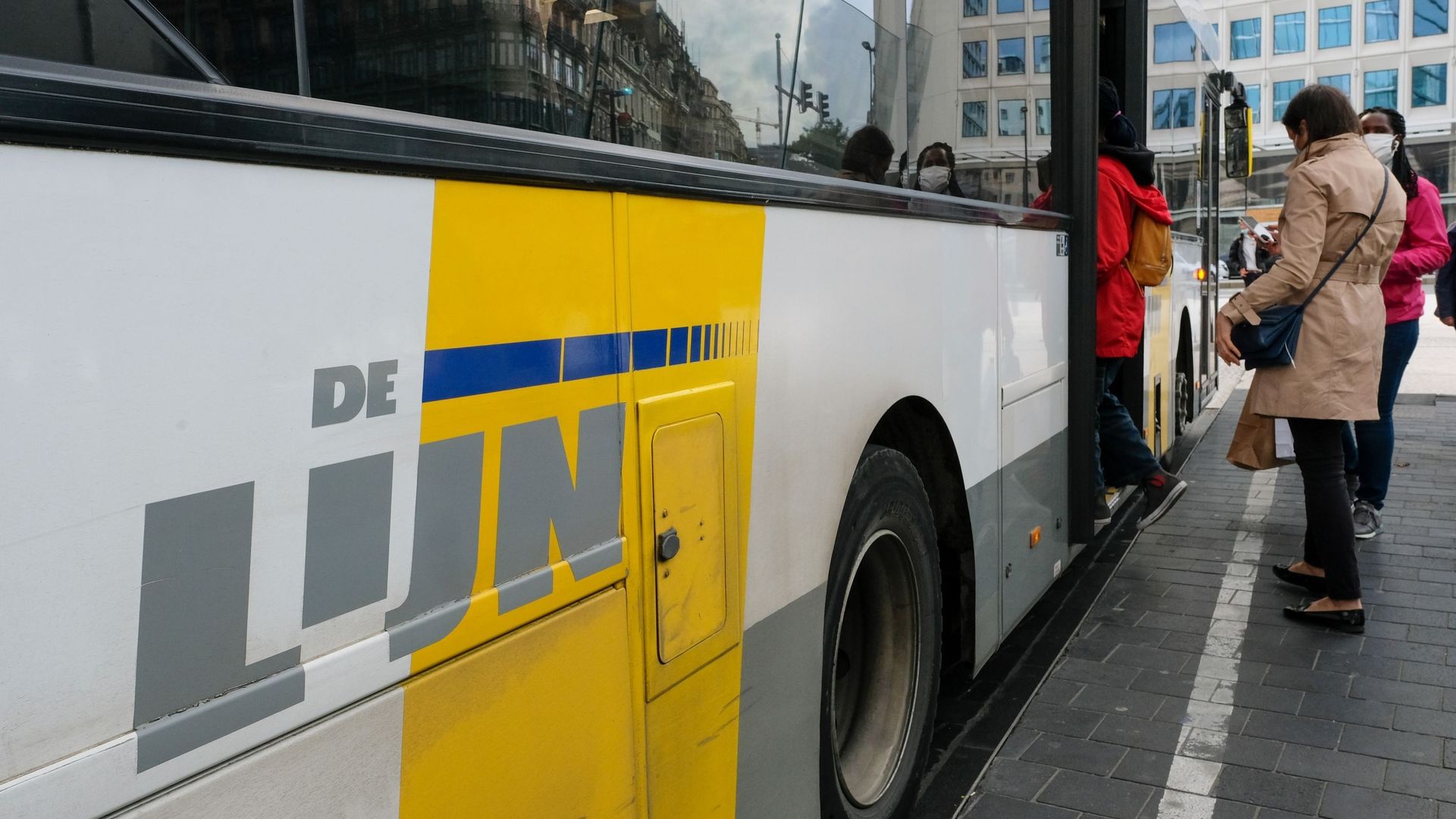 Variant Omicron : après la SNCB, De Lijn doit aussi réduire son offre de transport