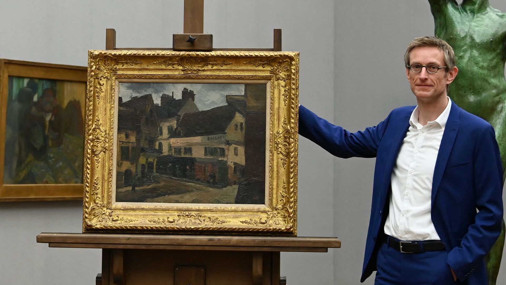 L'historien allemand Ralph Gleis, directeur de la Alte Nationalgalerie à Berlin pose à côté du tableau de Camille Pissaro, "Une place la Roche-Guyon".