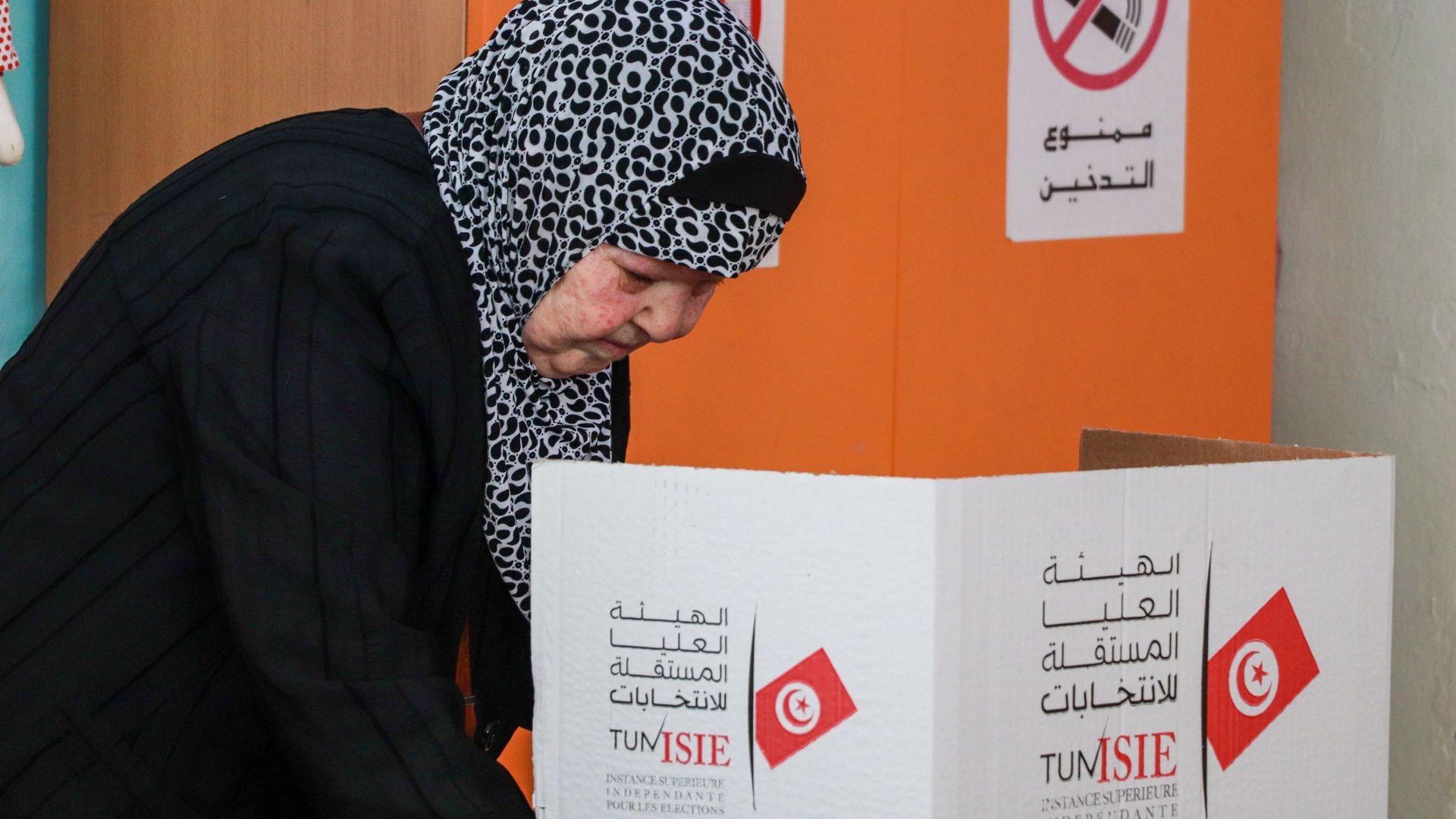 Des Tunisiens votent dans un bureau de vote lors des élections législatives tunisiennes à Tunis, en Tunisie, le 17 décembre 2022.