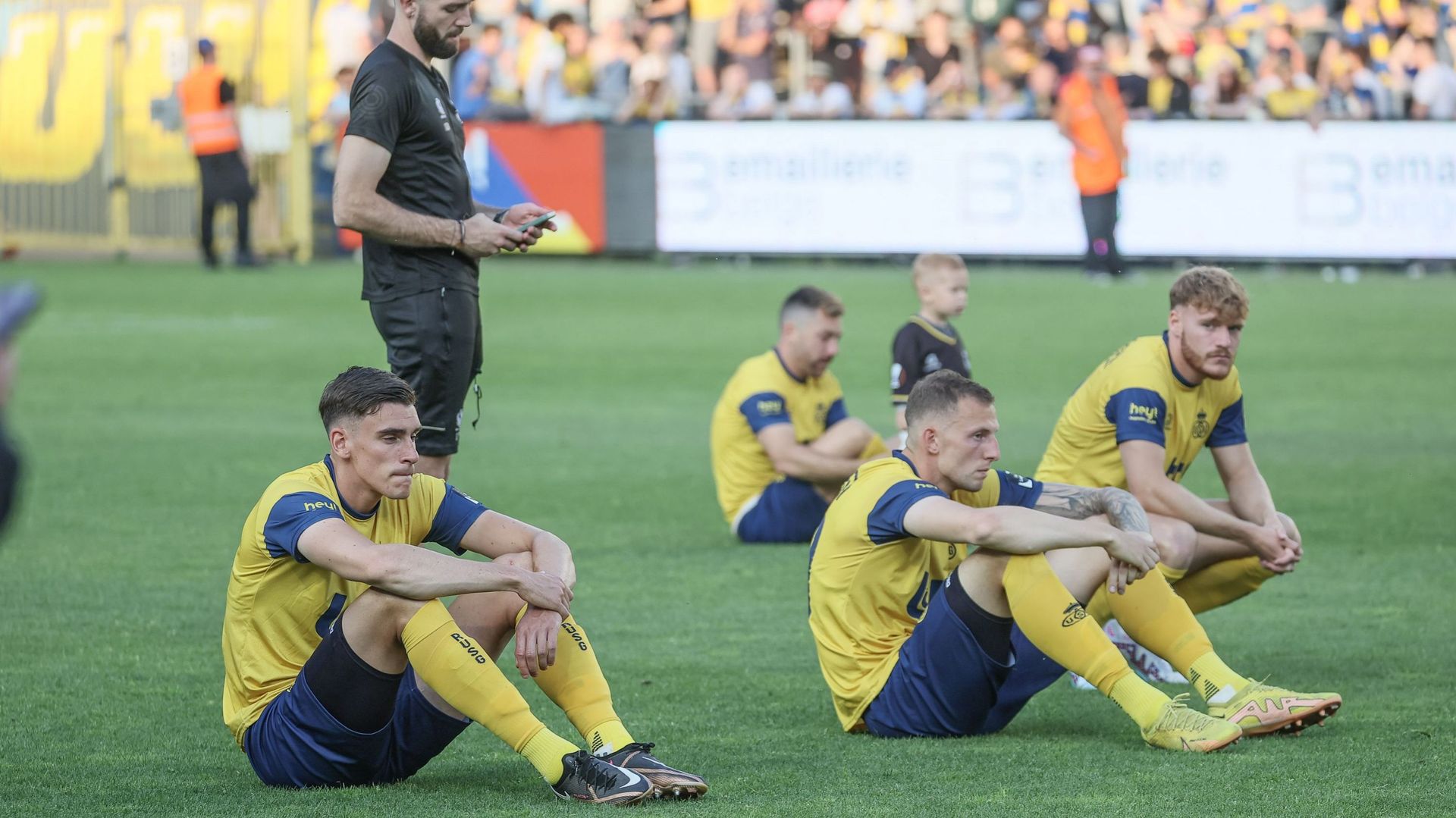 Les joueurs de l’Union sont déprimés après un match de football entre la Royale Union Saint-Gilloise et le Club Brugge.