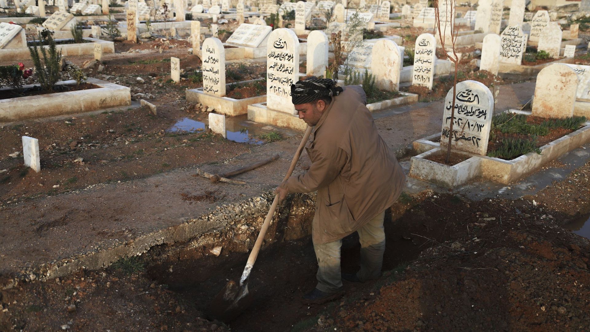 Abdul Mohsen Latif est fossoyeur dans l’un des cimetières d’Idlib. "Ce cimetière n’est pas assez grand pour assimiler à la fois les victimes des bombardements et du coronavirus", dit-il.
