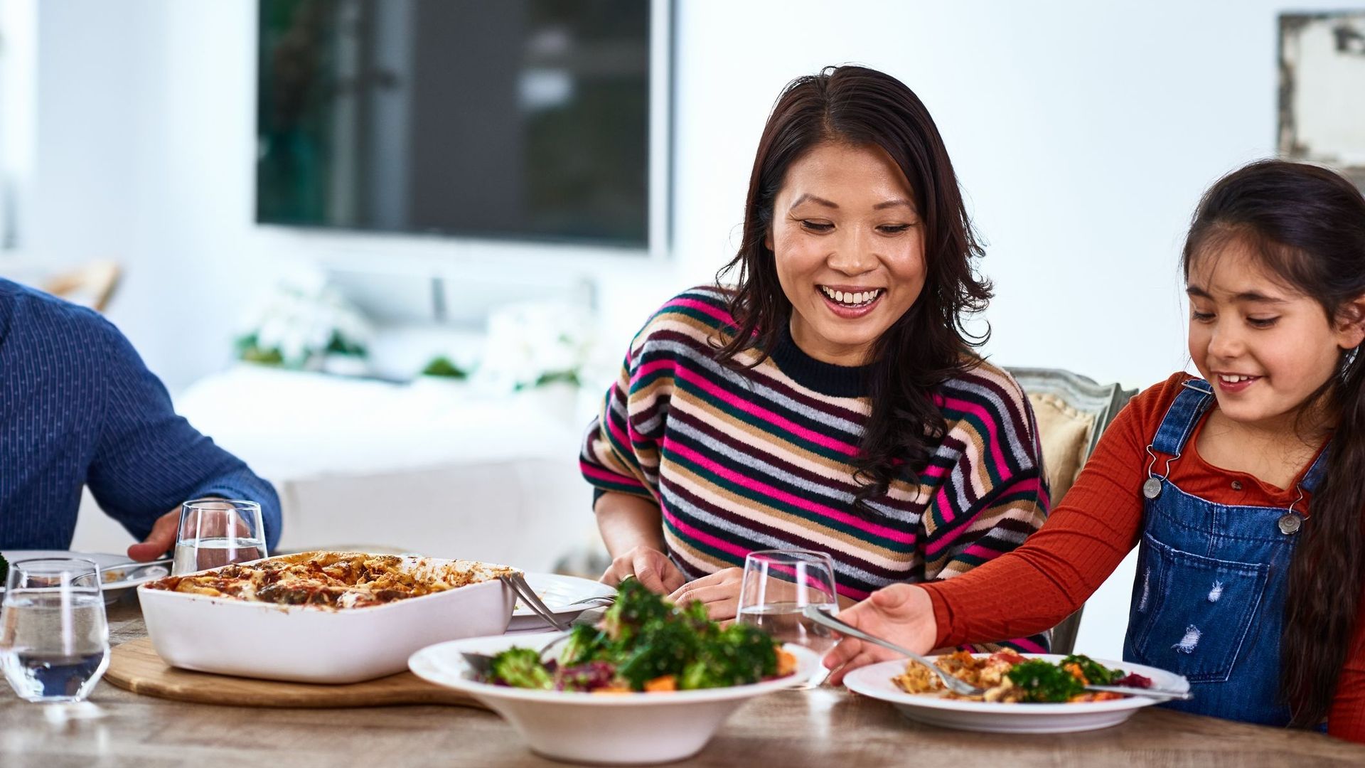 Prendre les repas en famille aiderait à améliorer ses habitudes alimentaires.