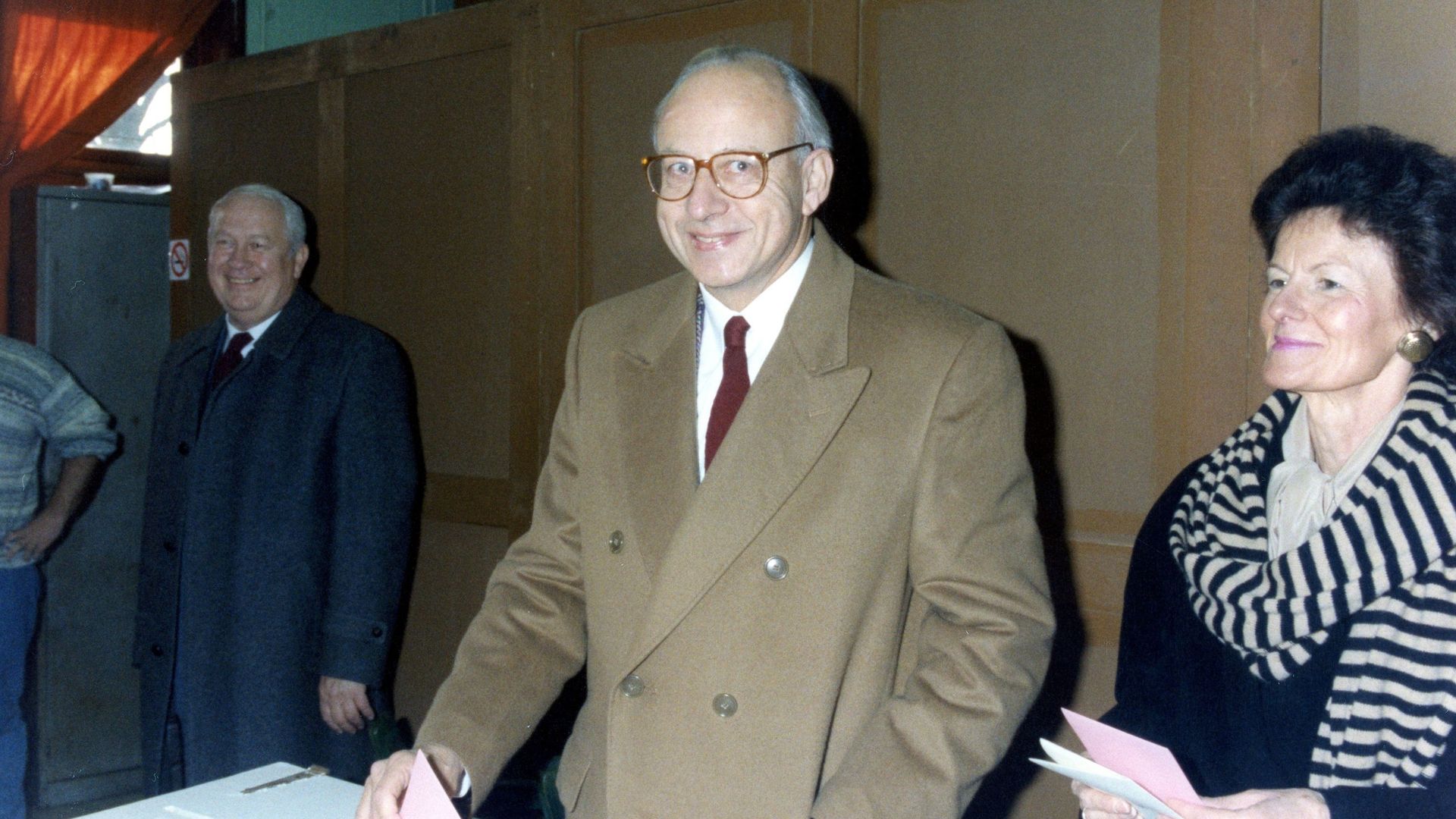 Guy Spitaels, président du PS, au bureau de vote à Ath en 1991.