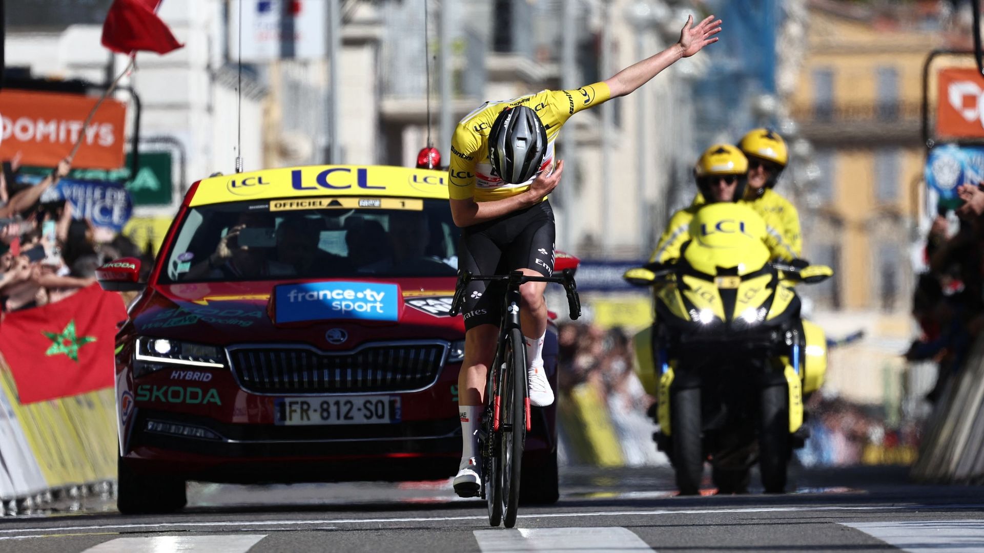 Tadej Pogacar célèbre ses victoires d’étape et du classement général lors de la huitième étape de Paris-Nice.